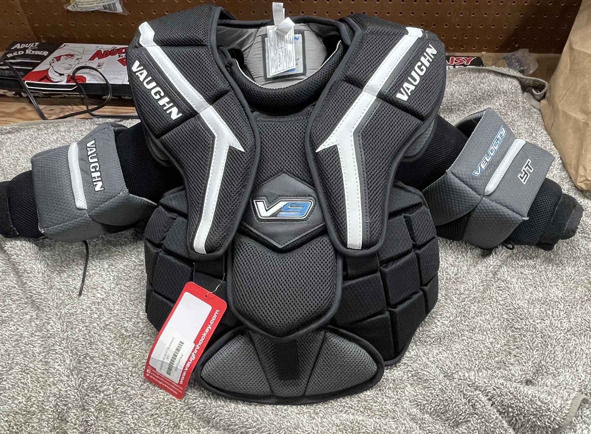 Vaughn chest protector/ Youth MediumLarge SidelineSwap