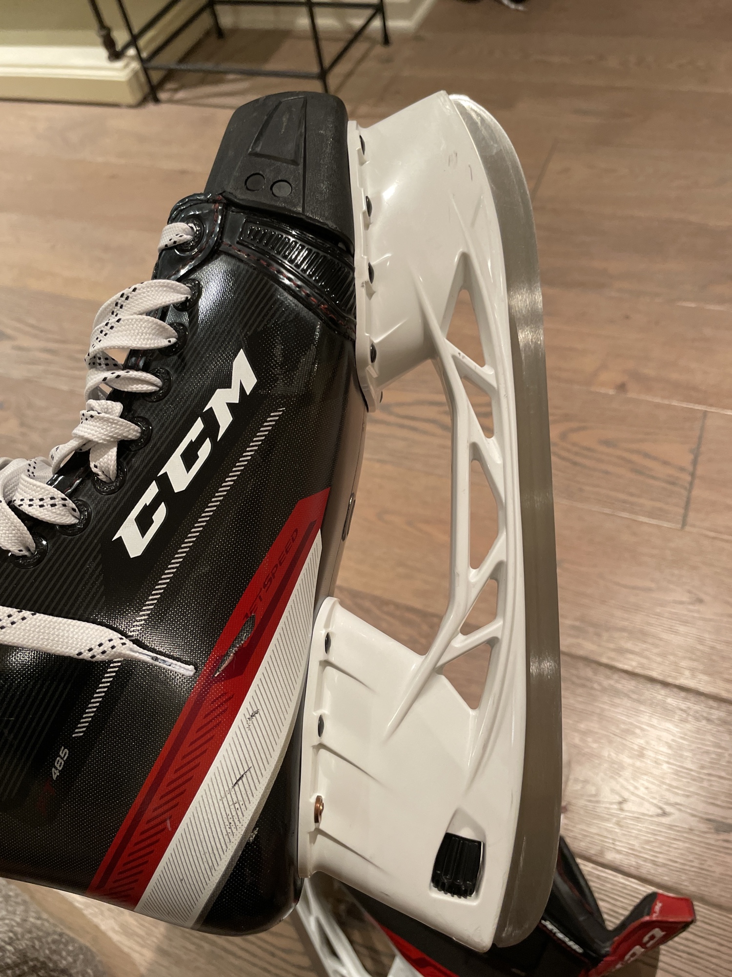 Senior CCM JetSpeed FT485 hockey skates Size 9.5 Wide SidelineSwap