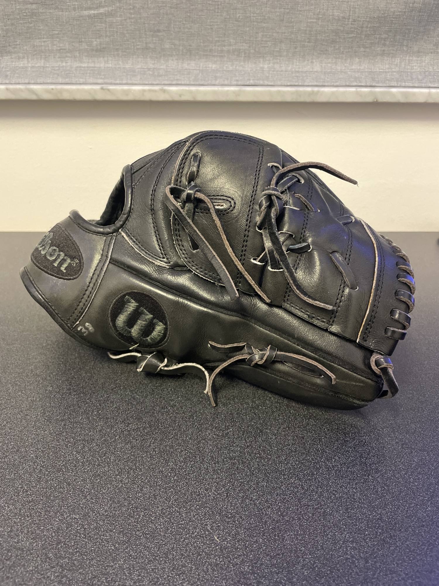 Pitcher's 11.75" A2000 Baseball Glove SidelineSwap