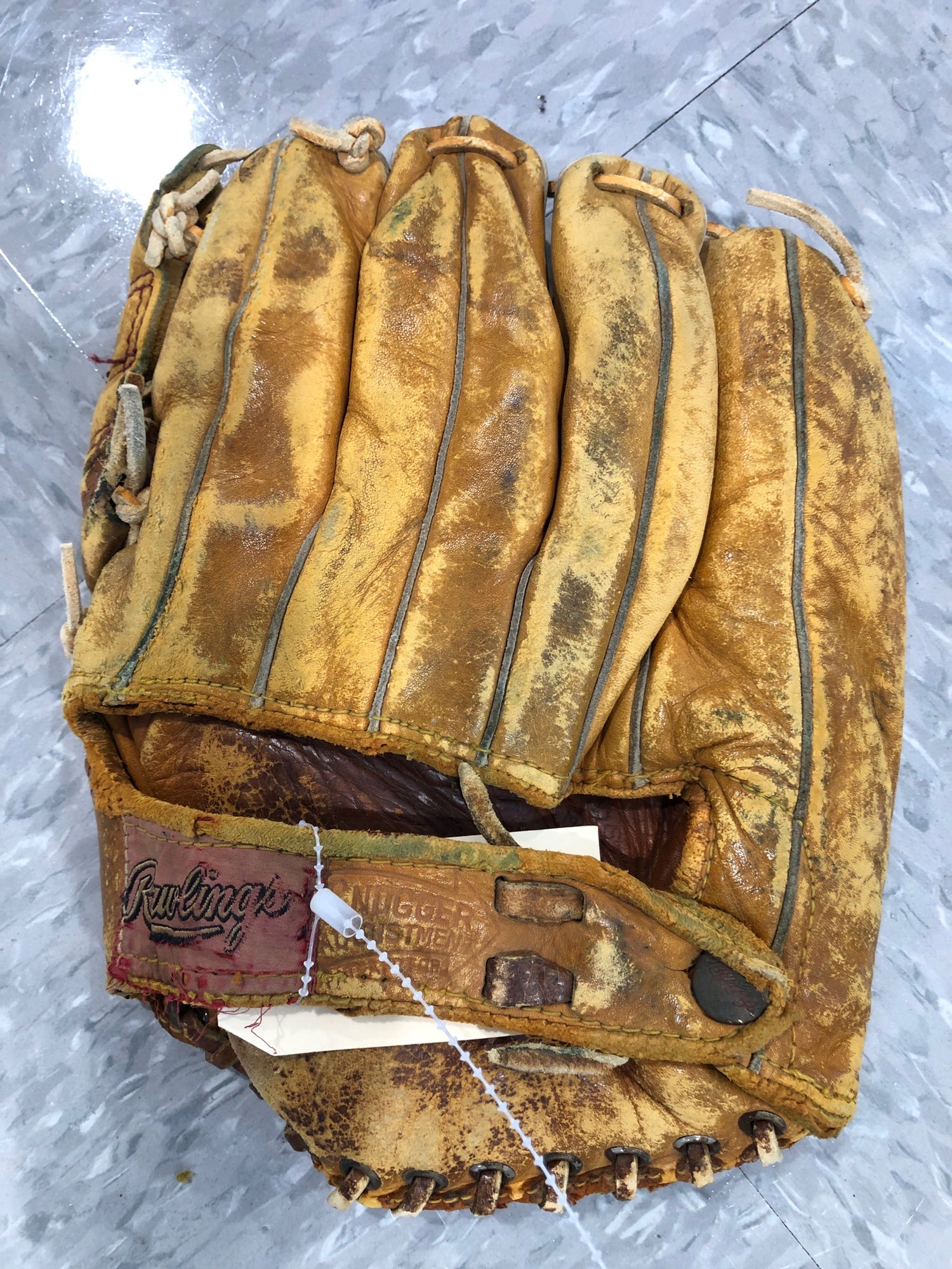 Used Rawlings Antique Left Hand Throw Baseball Glove SidelineSwap