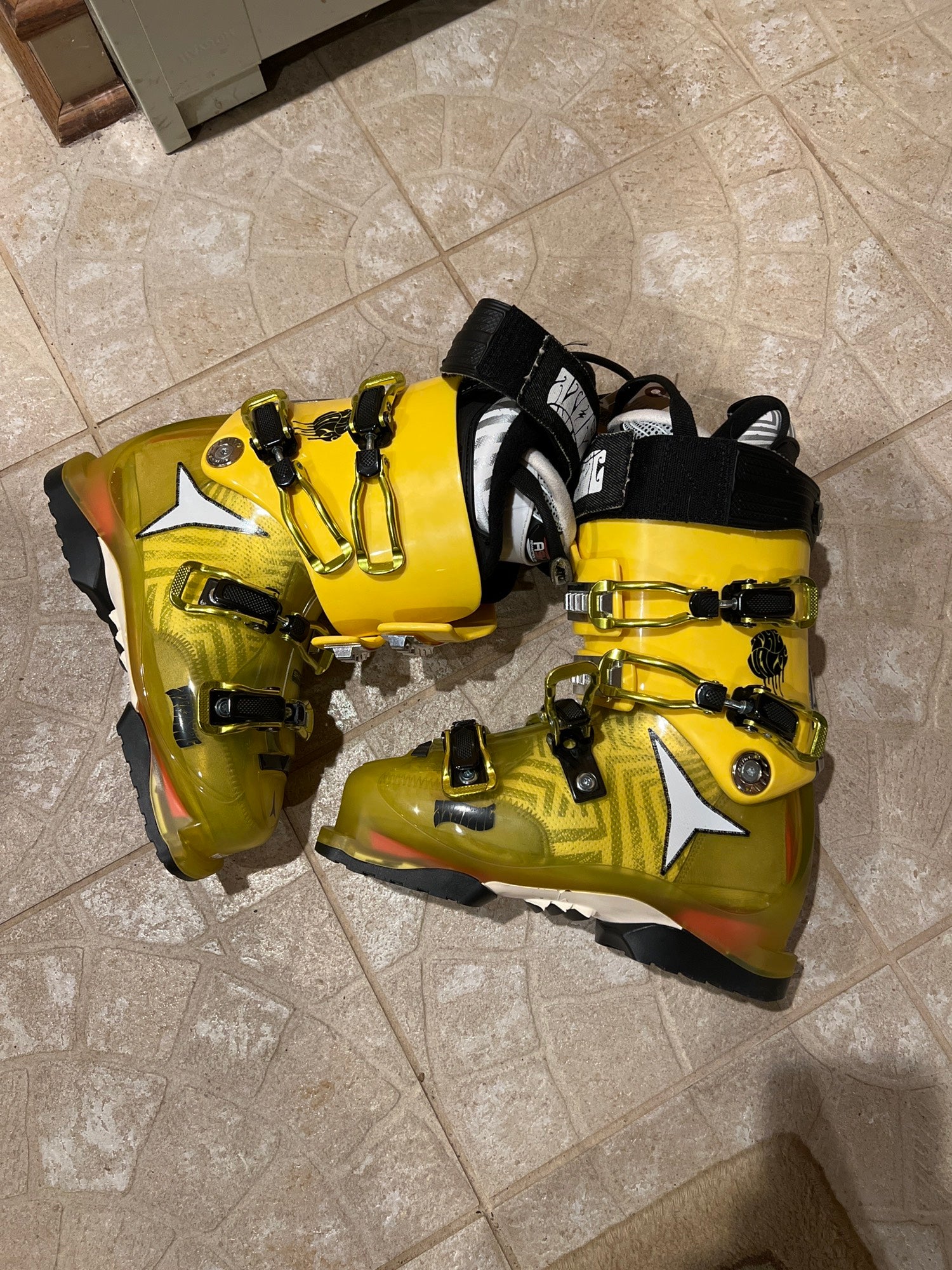 Used Atomic Shock Killa Ski Boots Mondo 26 & mondo 26.5 (300309mm