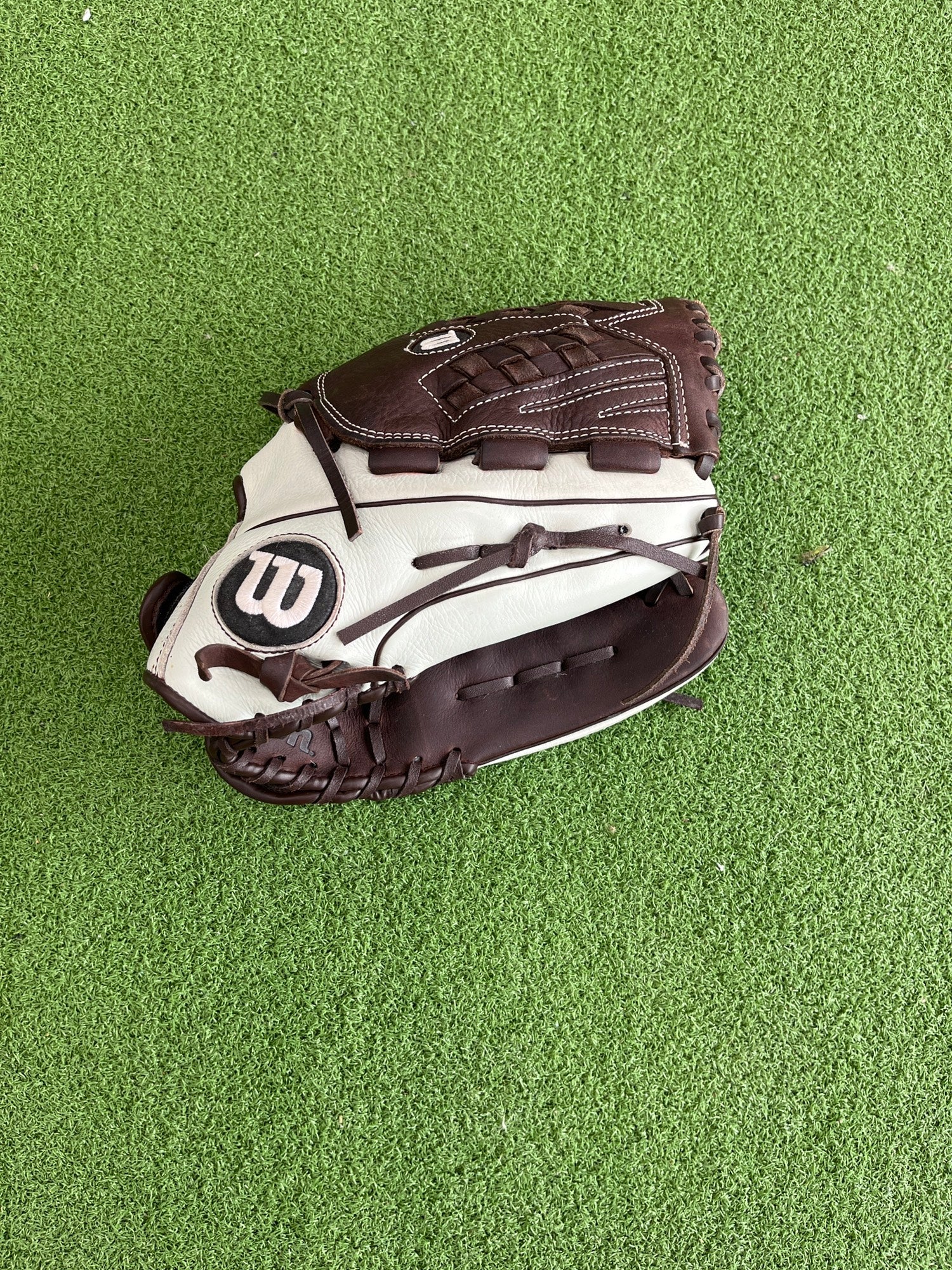 Used Wilson A950 Right Hand Throw Outfield Softball Glove 12.5" SidelineSwap