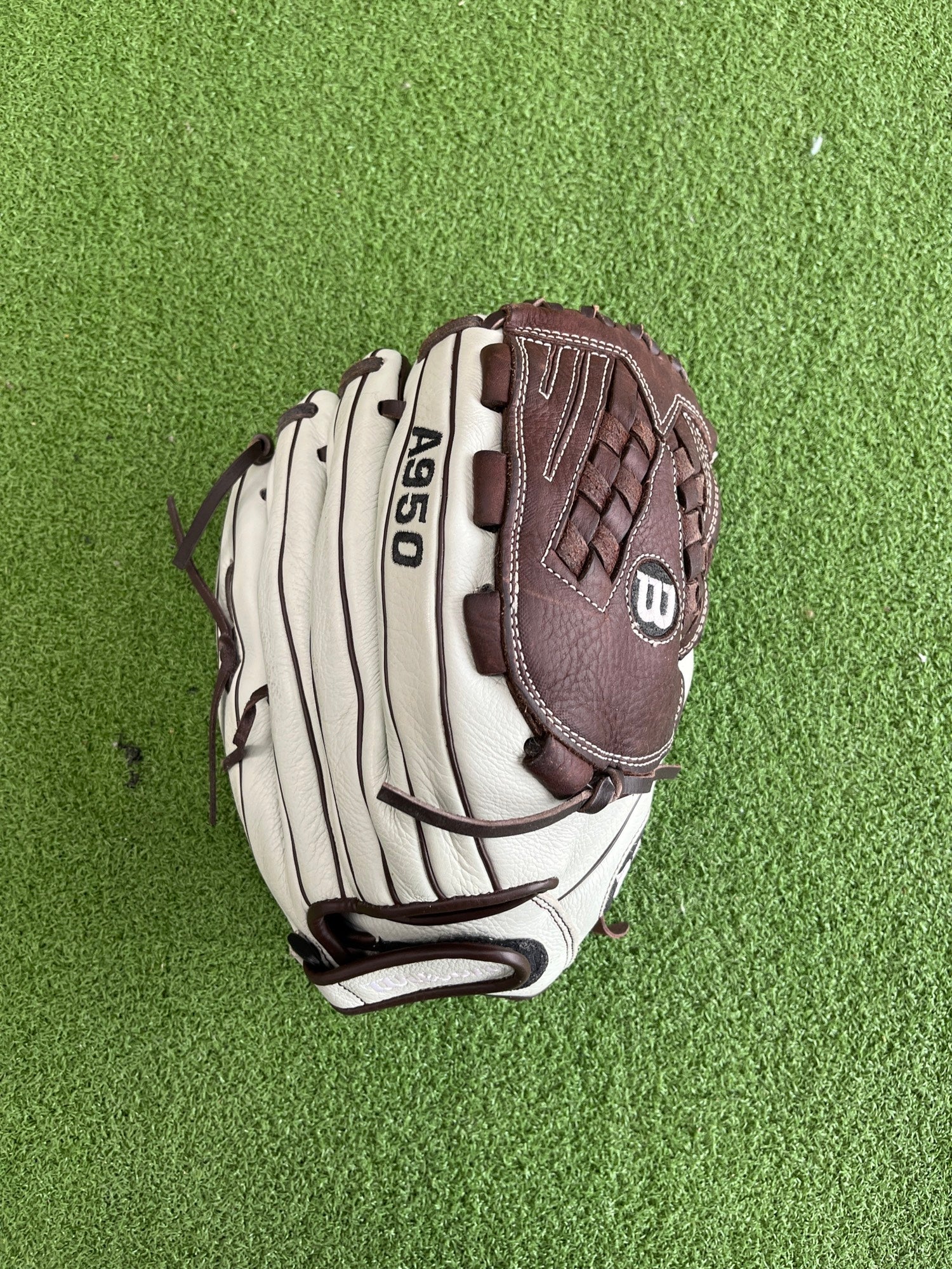 Used Wilson A950 Right Hand Throw Outfield Softball Glove 12.5