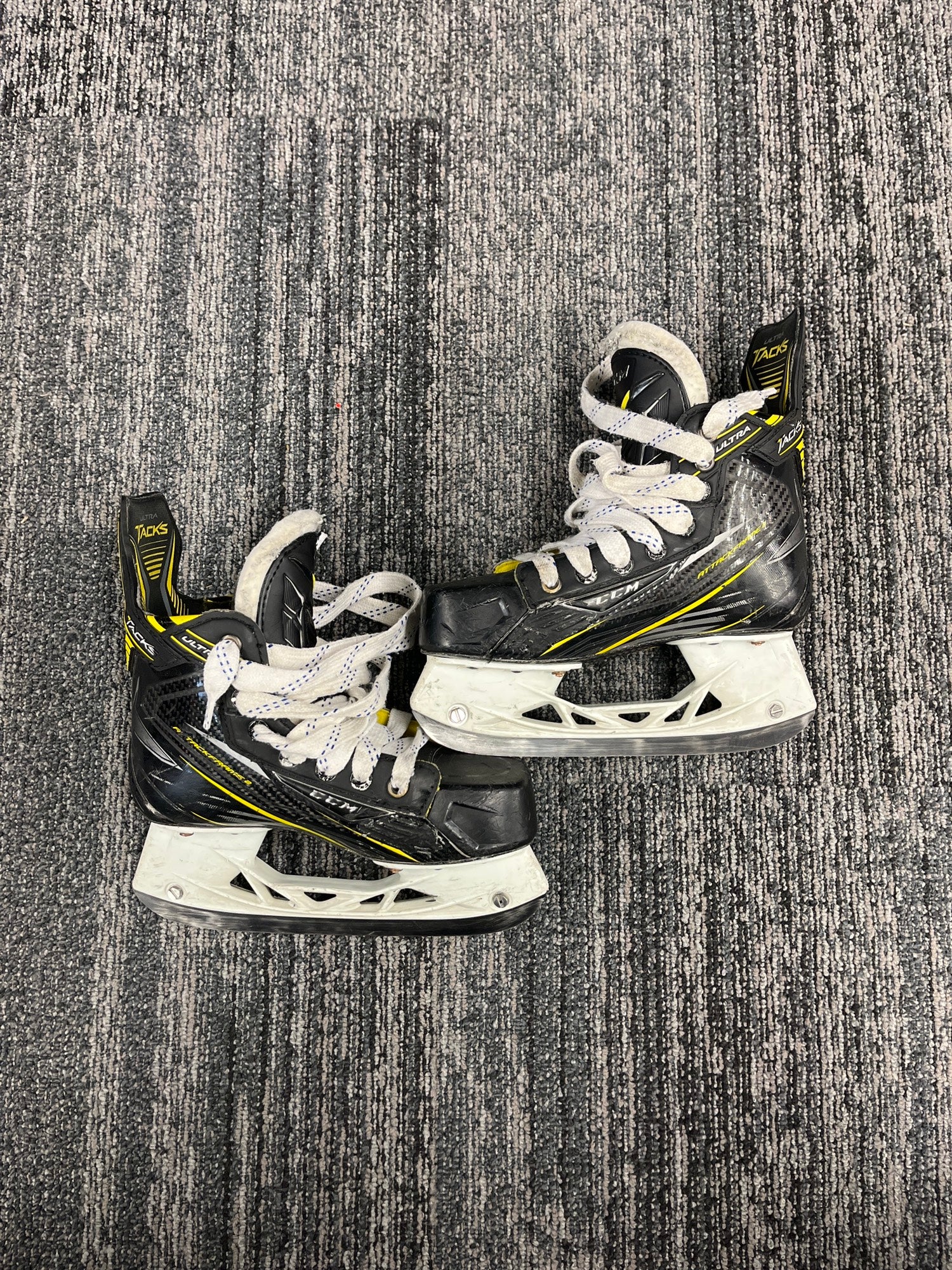 Junior Used CCM Ultra Tacks Hockey Skates D&R (Regular) 3.0 SidelineSwap
