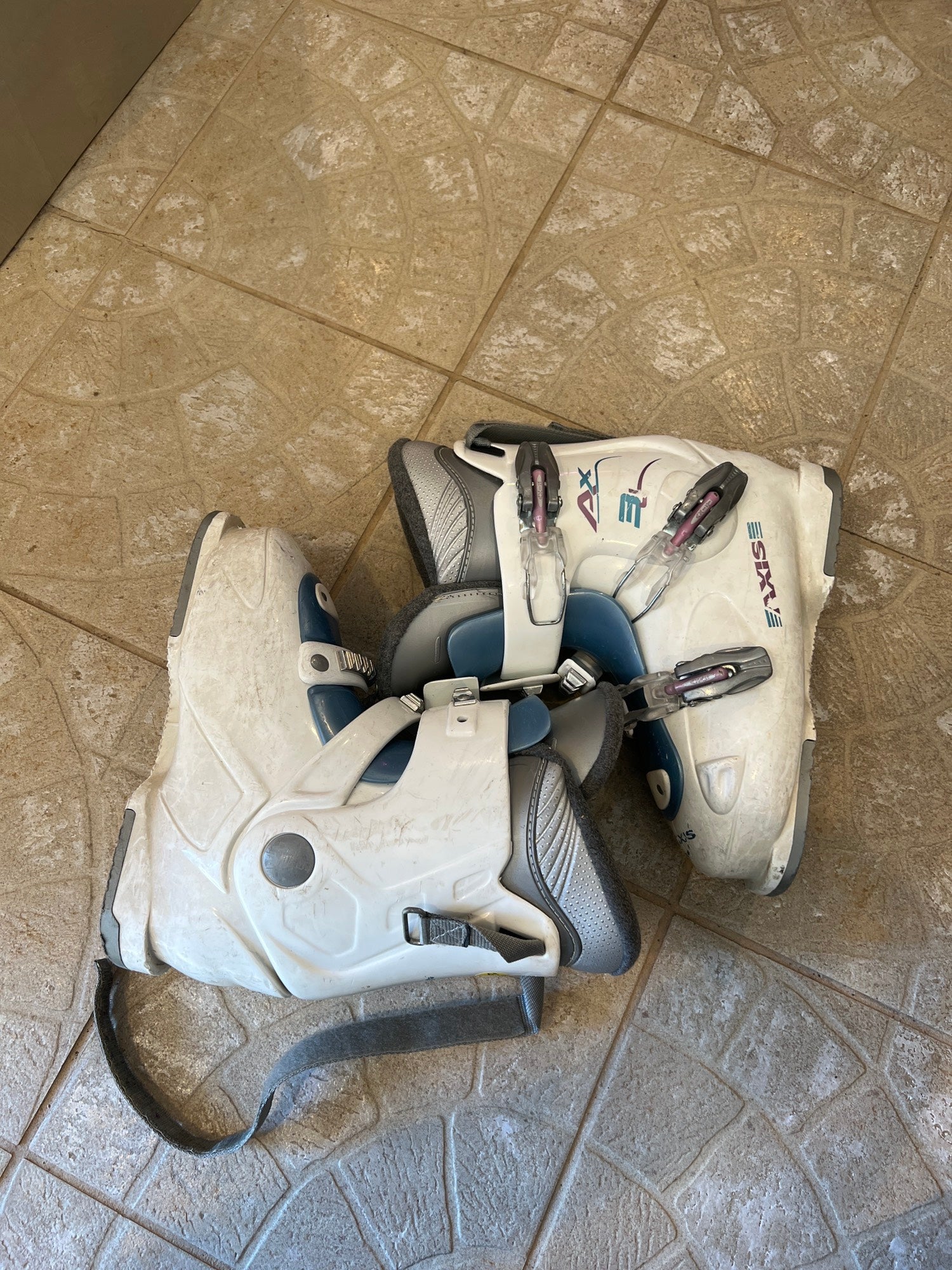 Used Axis 3J Ski Boots Mondo 24 & mondo 24.5 (280289mm) SidelineSwap