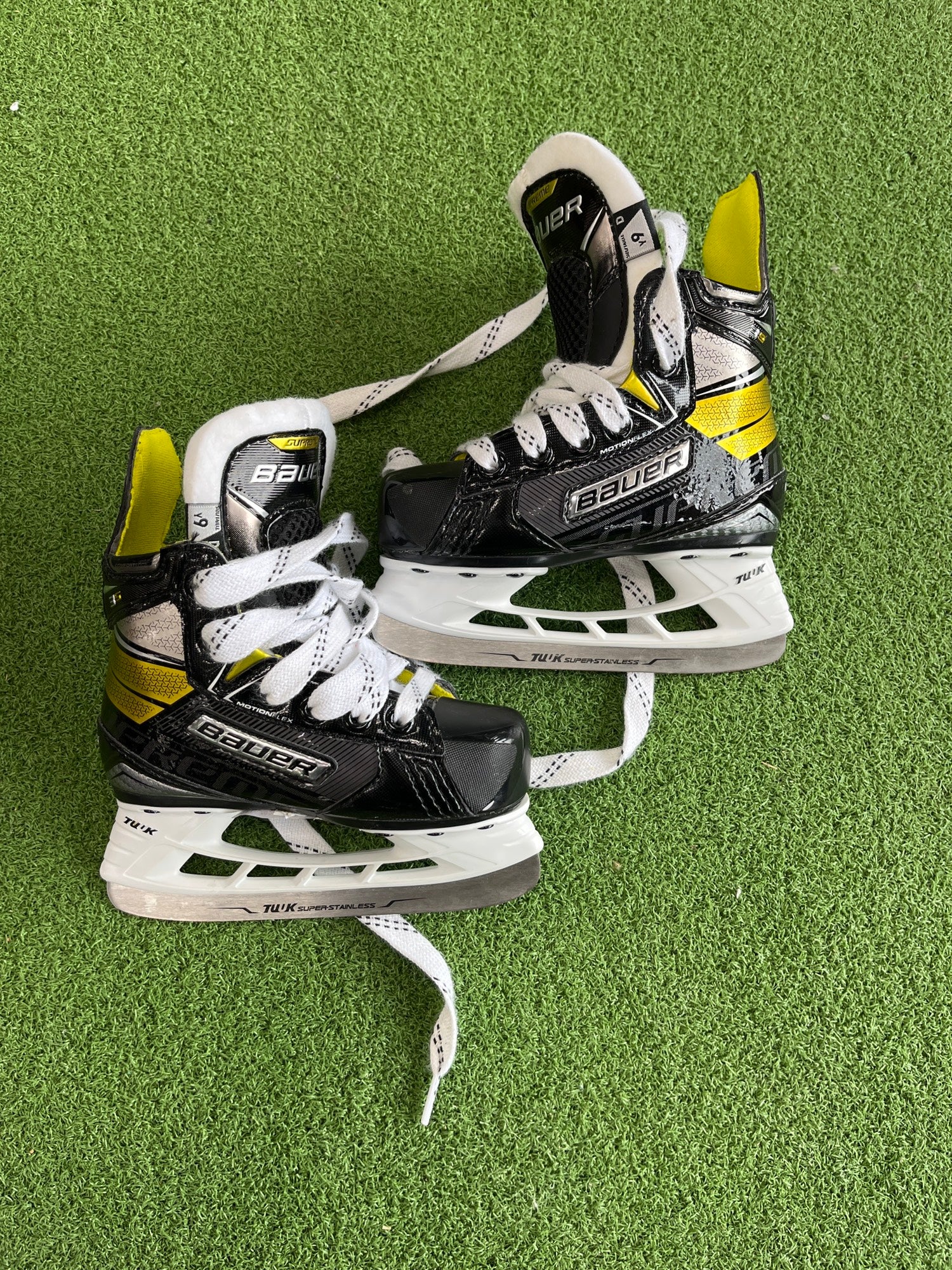 Youth Used Bauer Supreme 3S Hockey Skates D&R (Regular) 9.0 SidelineSwap