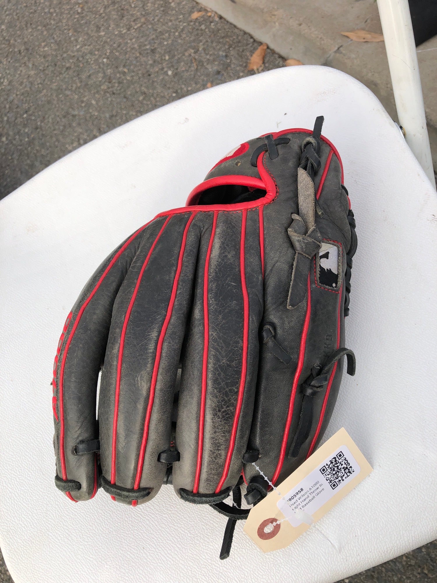 Used Wilson A1000 Right Hand Throw Infield Baseball Glove 11.5