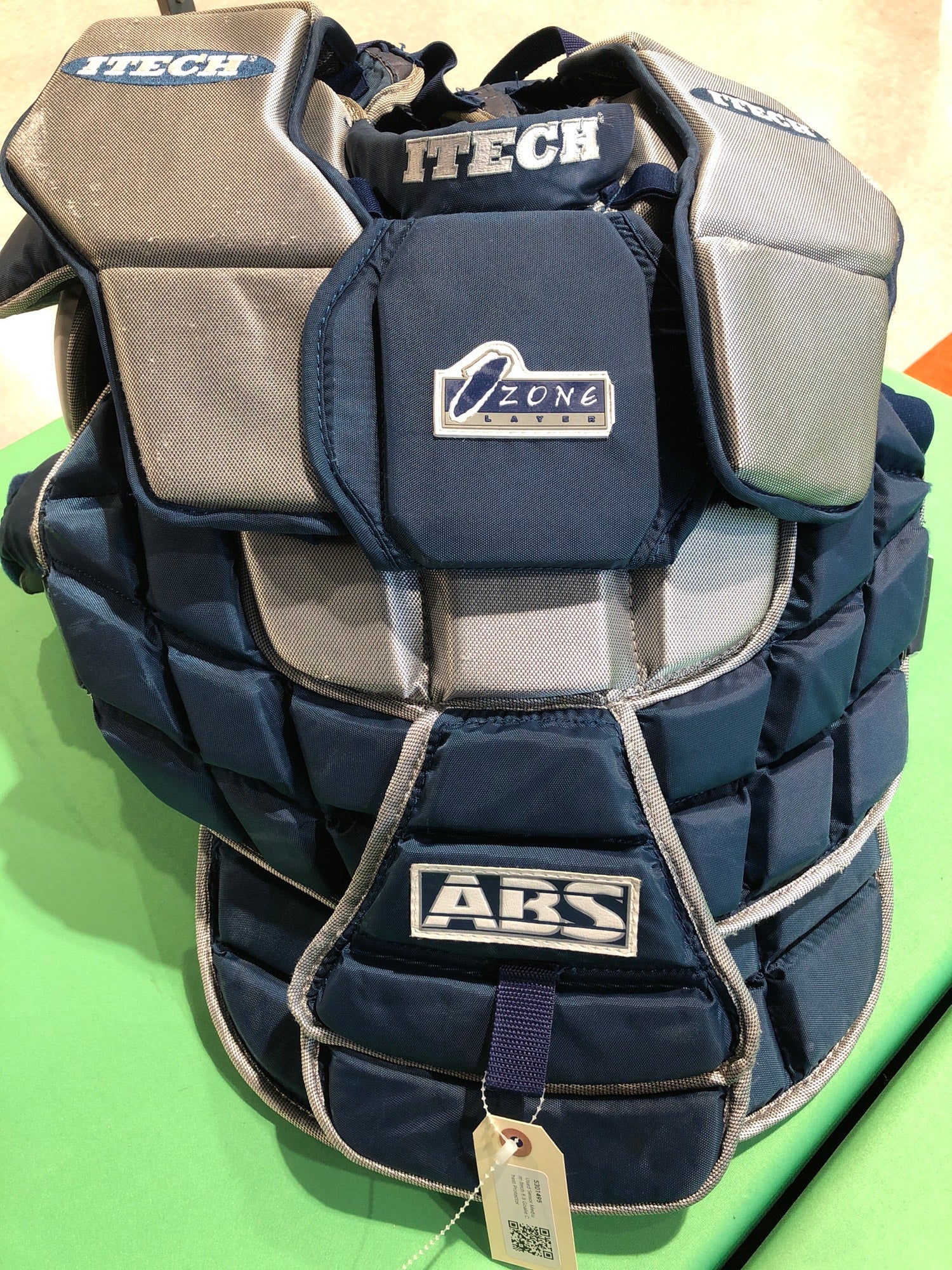 Used Senior Medium Itech 8.8 Goalie Chest Protector SidelineSwap