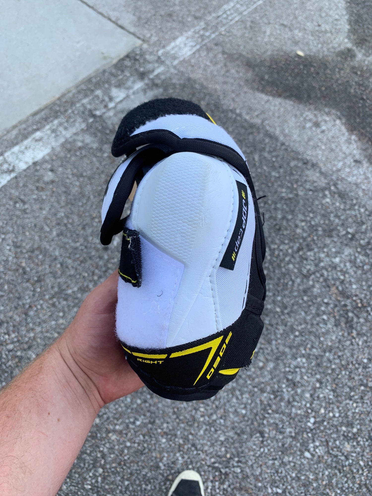 Used Medium CCM Tacks 9060 Elbow Pads SidelineSwap