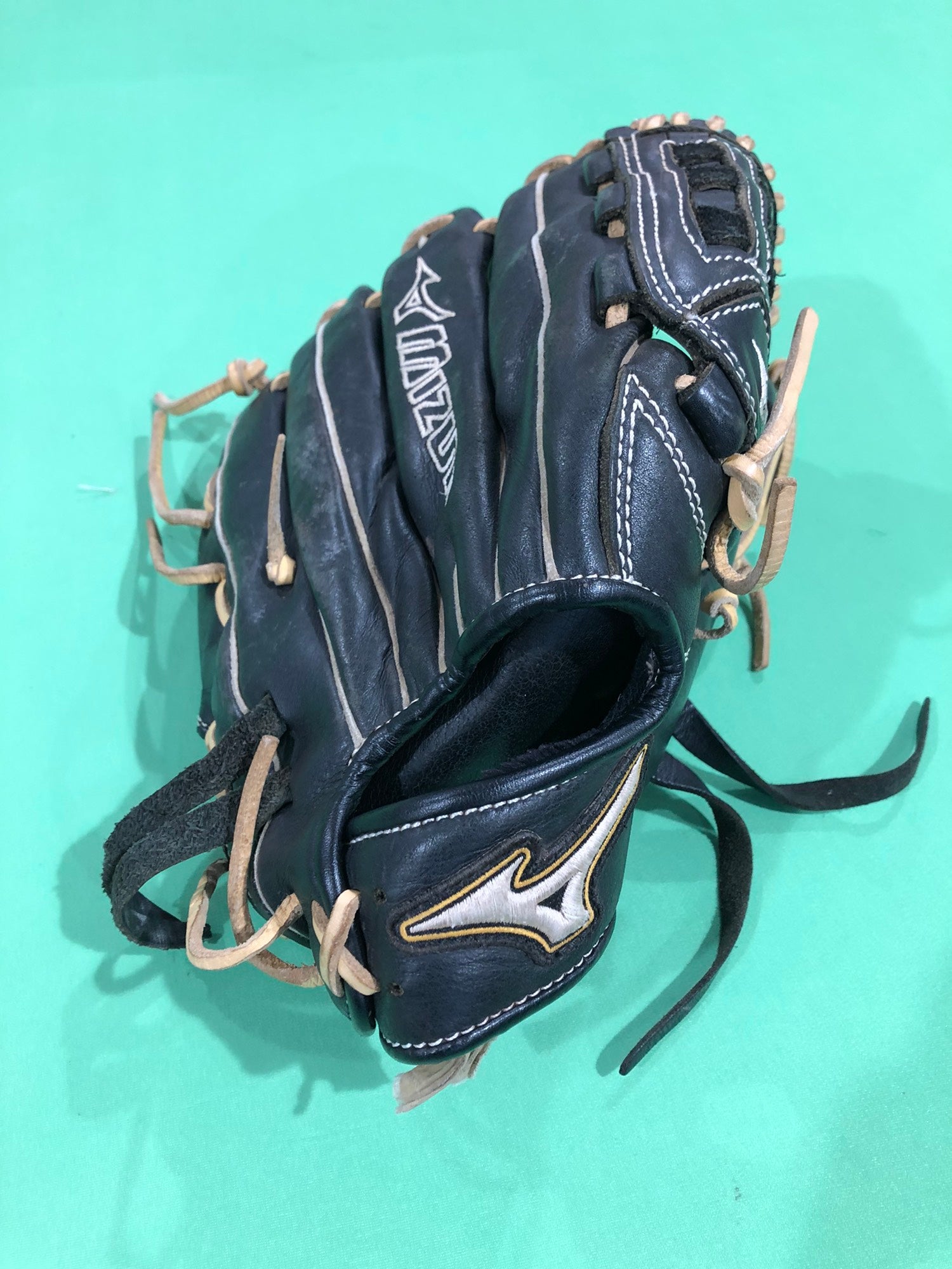 Used Mizuno MVP Select Right Hand Throw Infield Baseball Glove 12