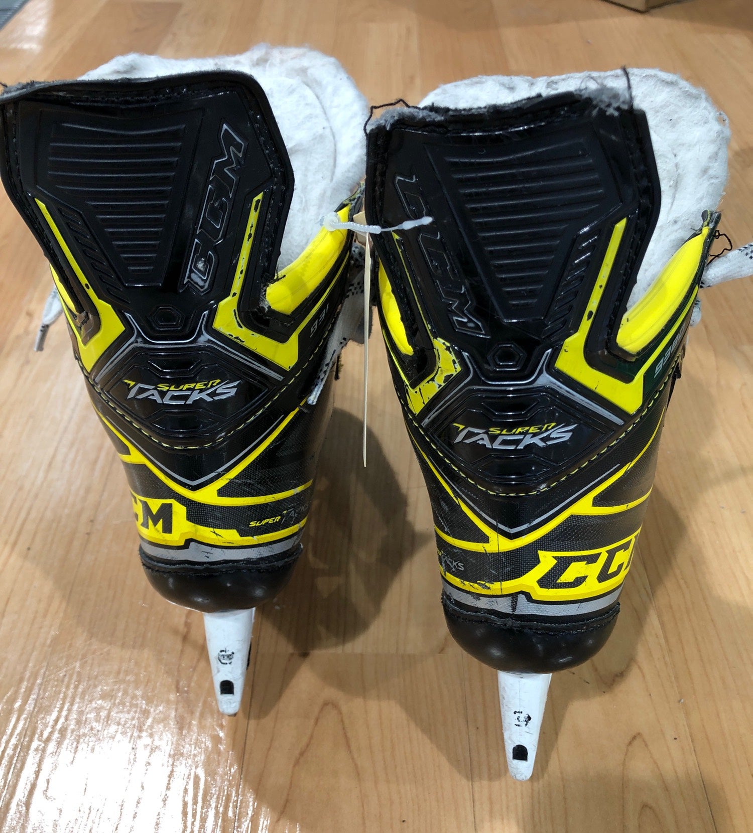 Junior Used CCM Super Tacks 9380 Hockey Skates D&R (Regular) 4.0