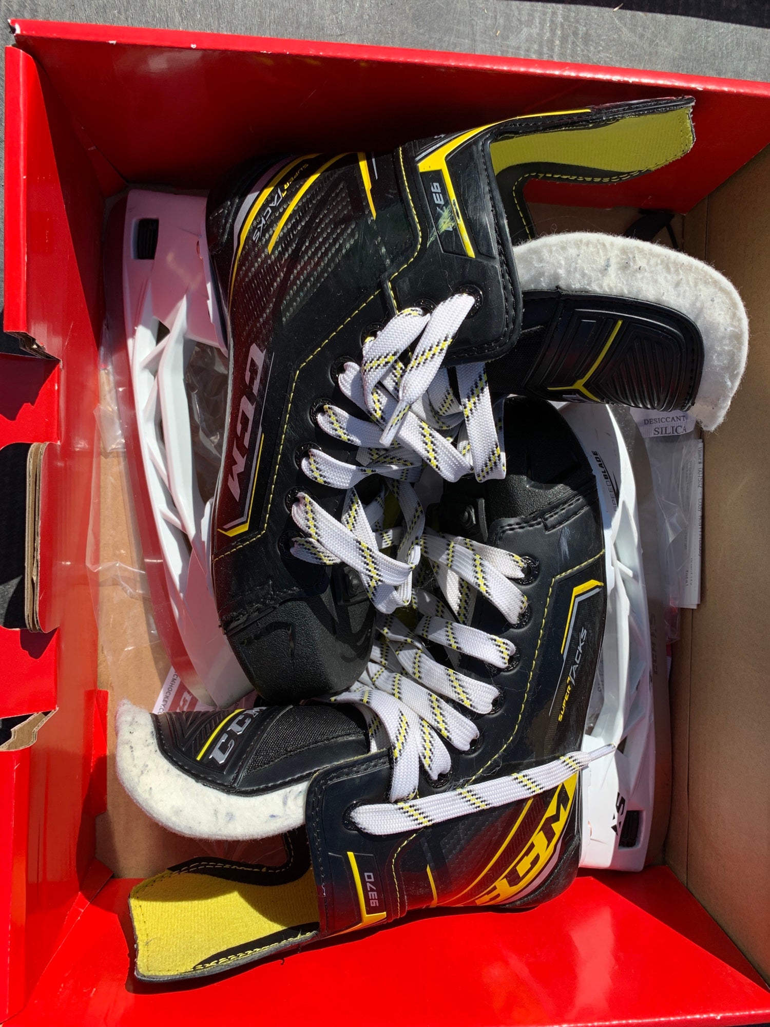 Junior Used CCM Super Tacks 9370 Hockey Skates D&R (Regular) 2.0