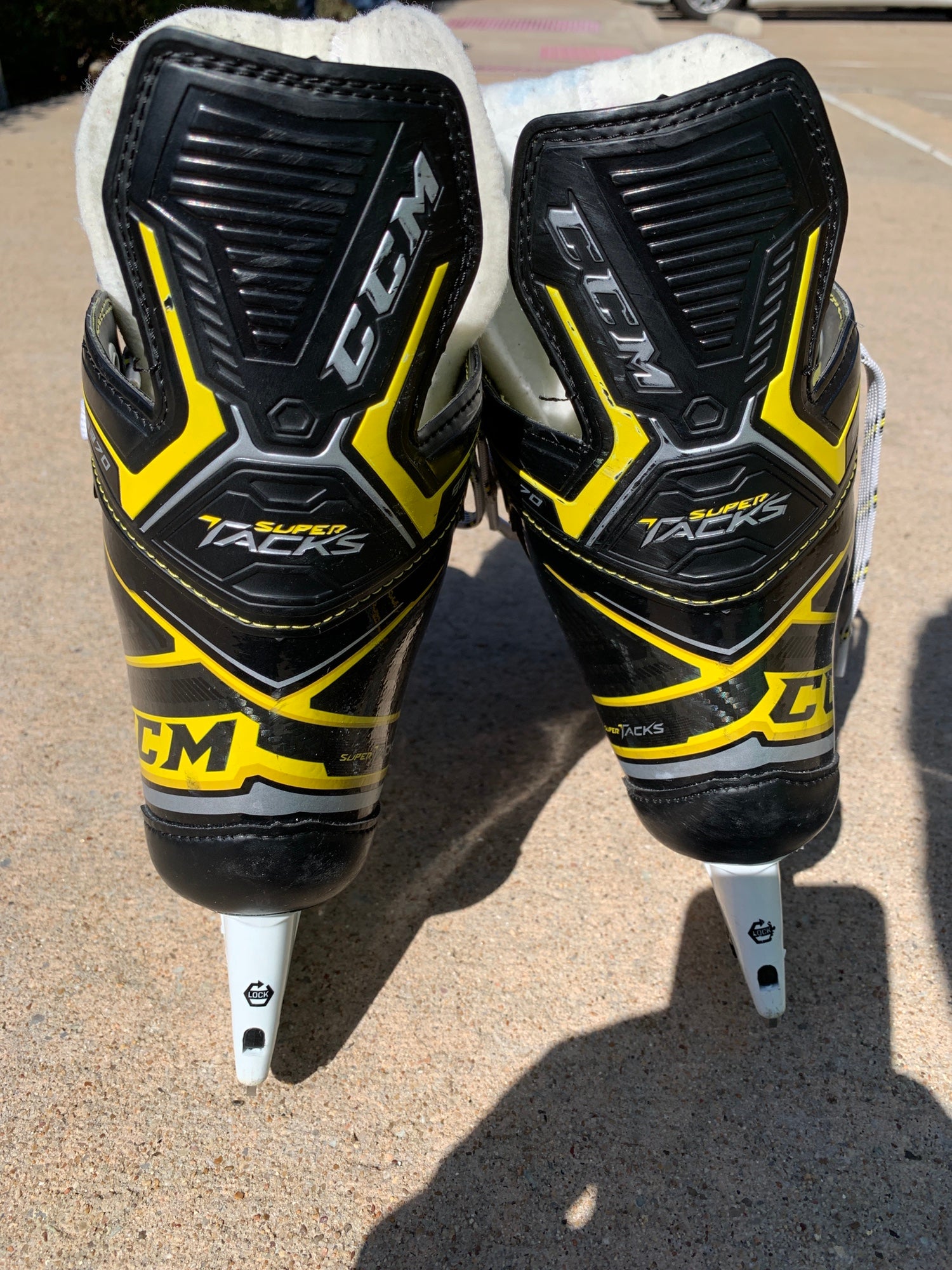 Junior Used CCM Super Tacks 9370 Hockey Skates D&R (Regular) 2.0