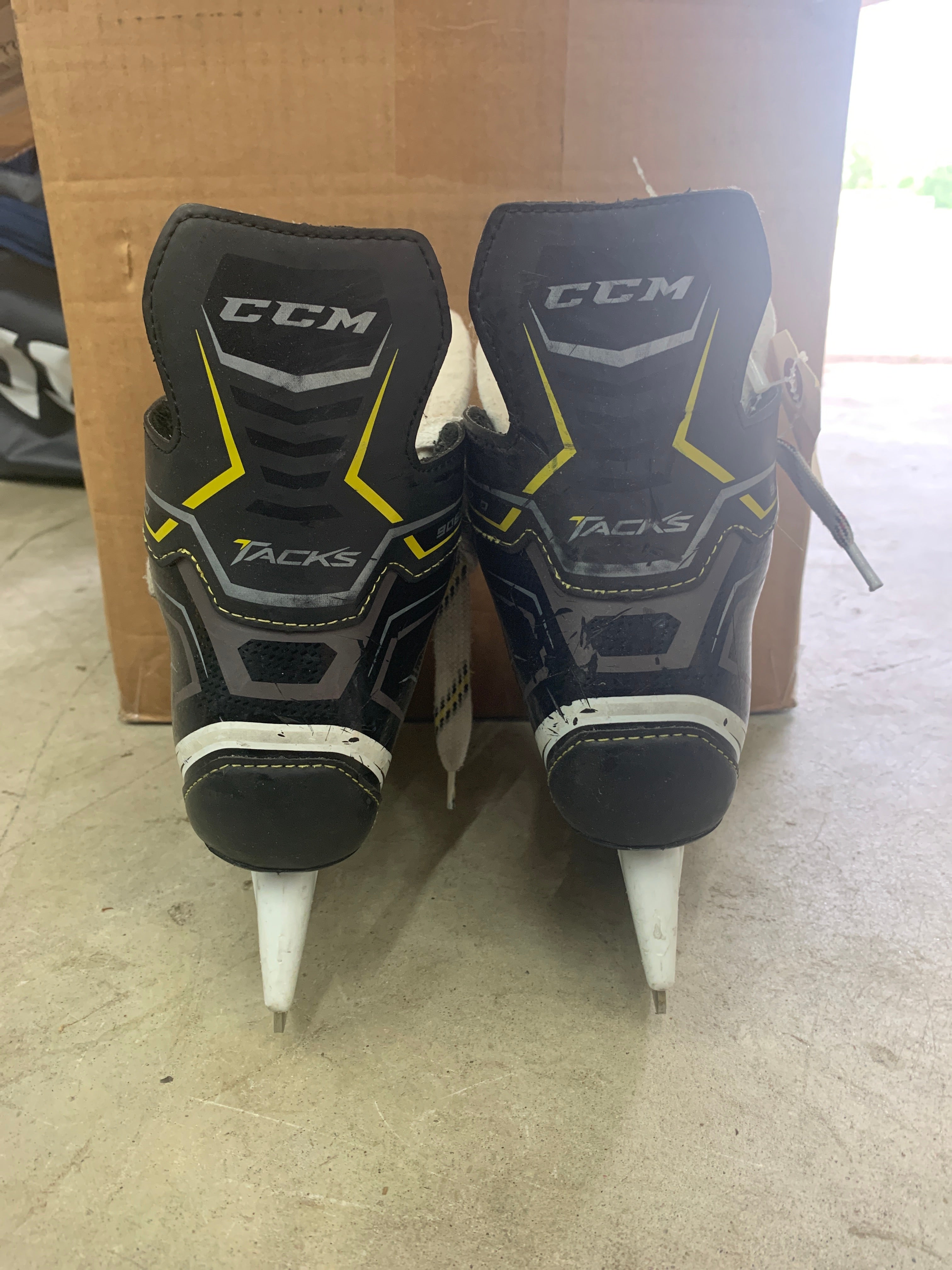 Youth Used CCM Tacks 9060 Hockey Skates D&R (Regular) 13.5 SidelineSwap