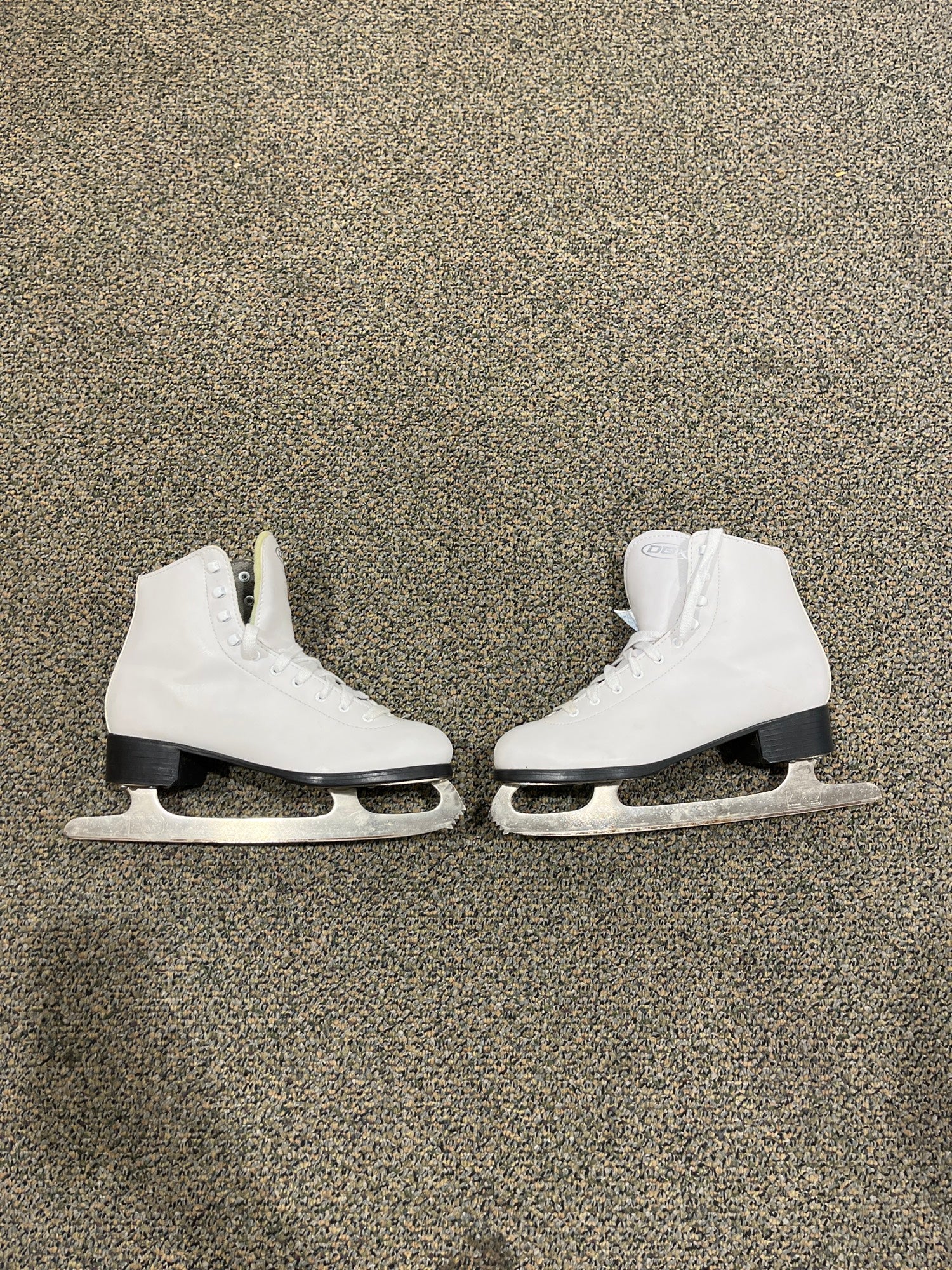 Used DBX Figure Skates 9.0 SidelineSwap