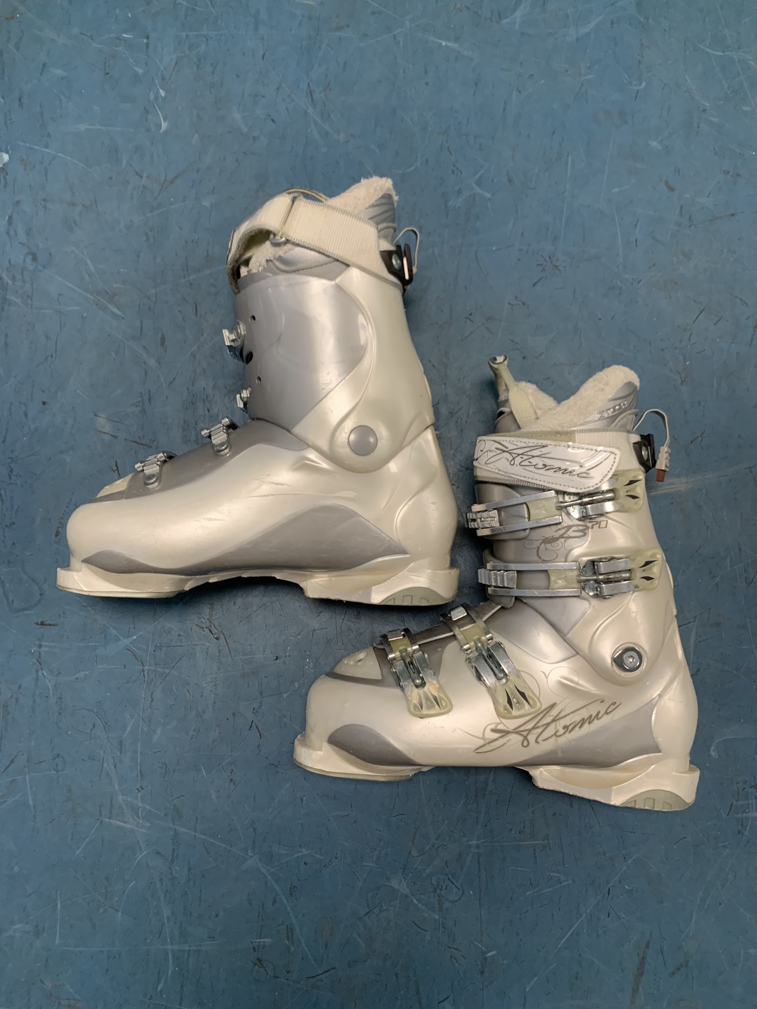 Used Unisex Atomic (314mm) Ski Boots Size Mondo 27 SidelineSwap