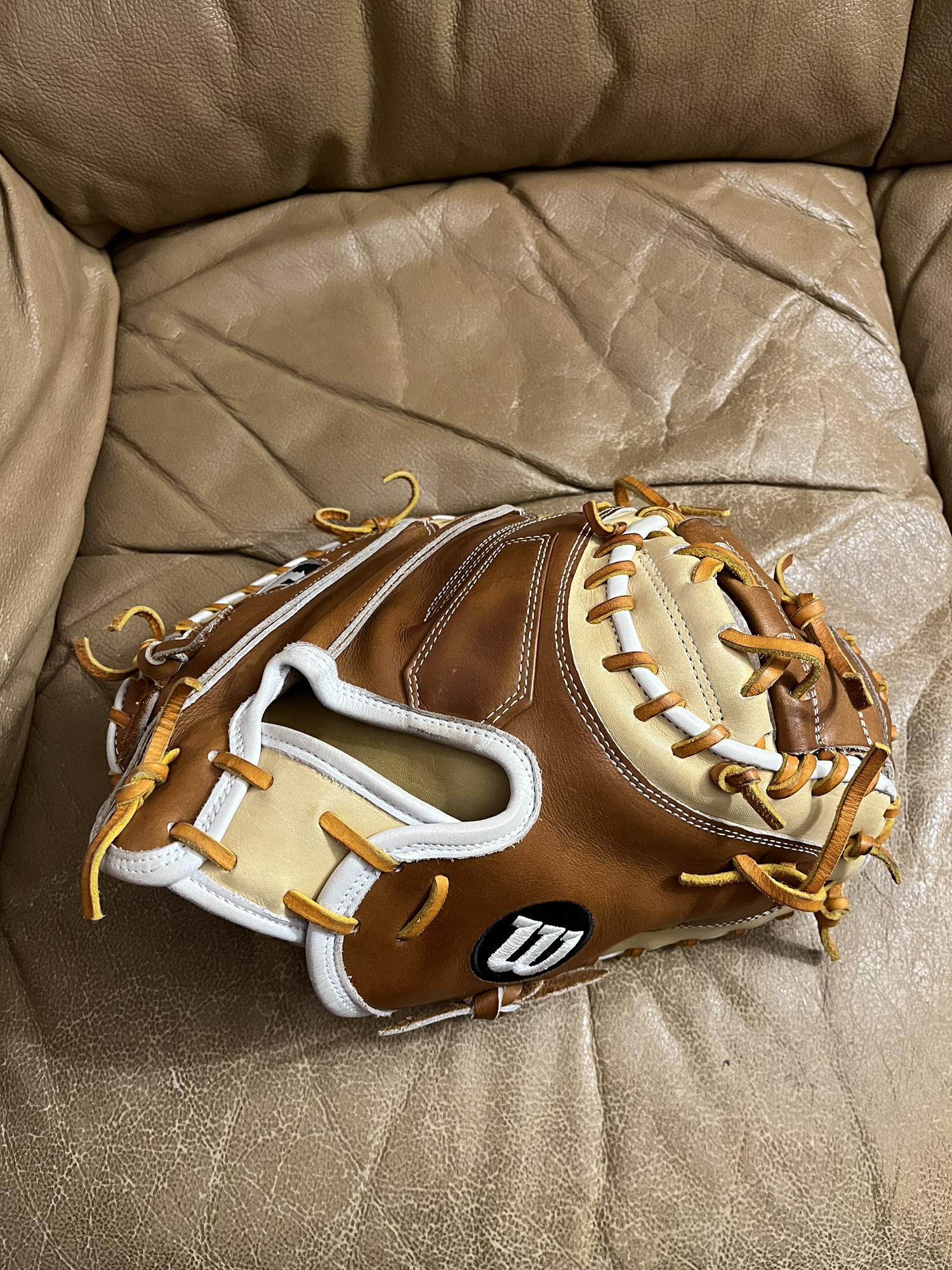 Wilson A2K Catchers Mitt M1 33.5 Right Hand Throw SidelineSwap