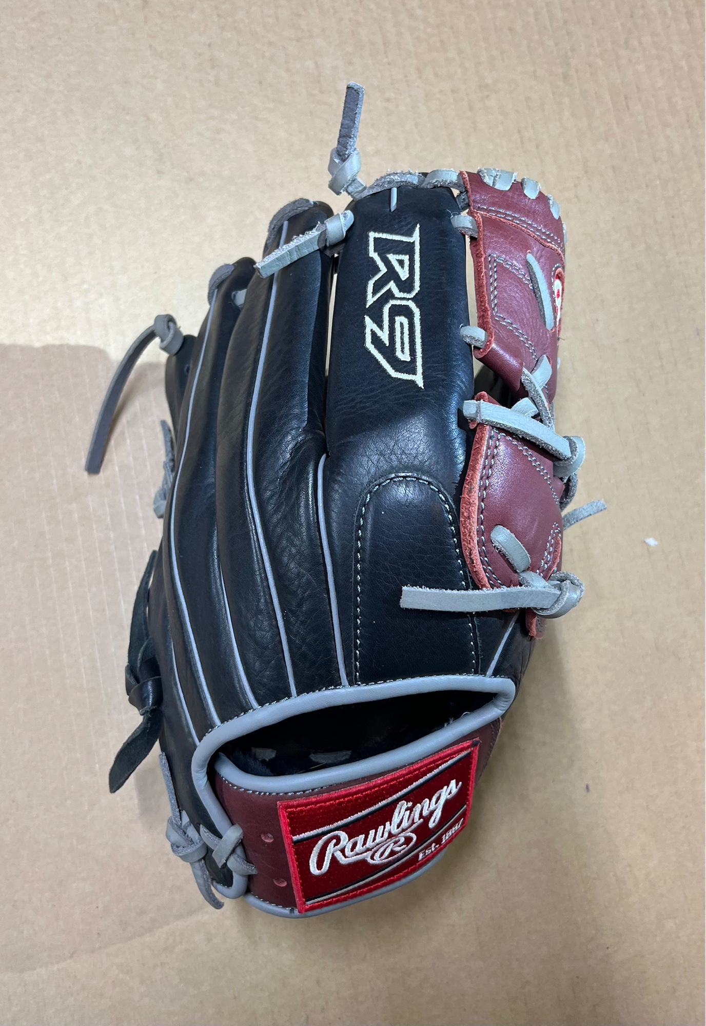 Used Rawlings R9 12" Pitcher / Infielder Baseball Glove RHT SidelineSwap