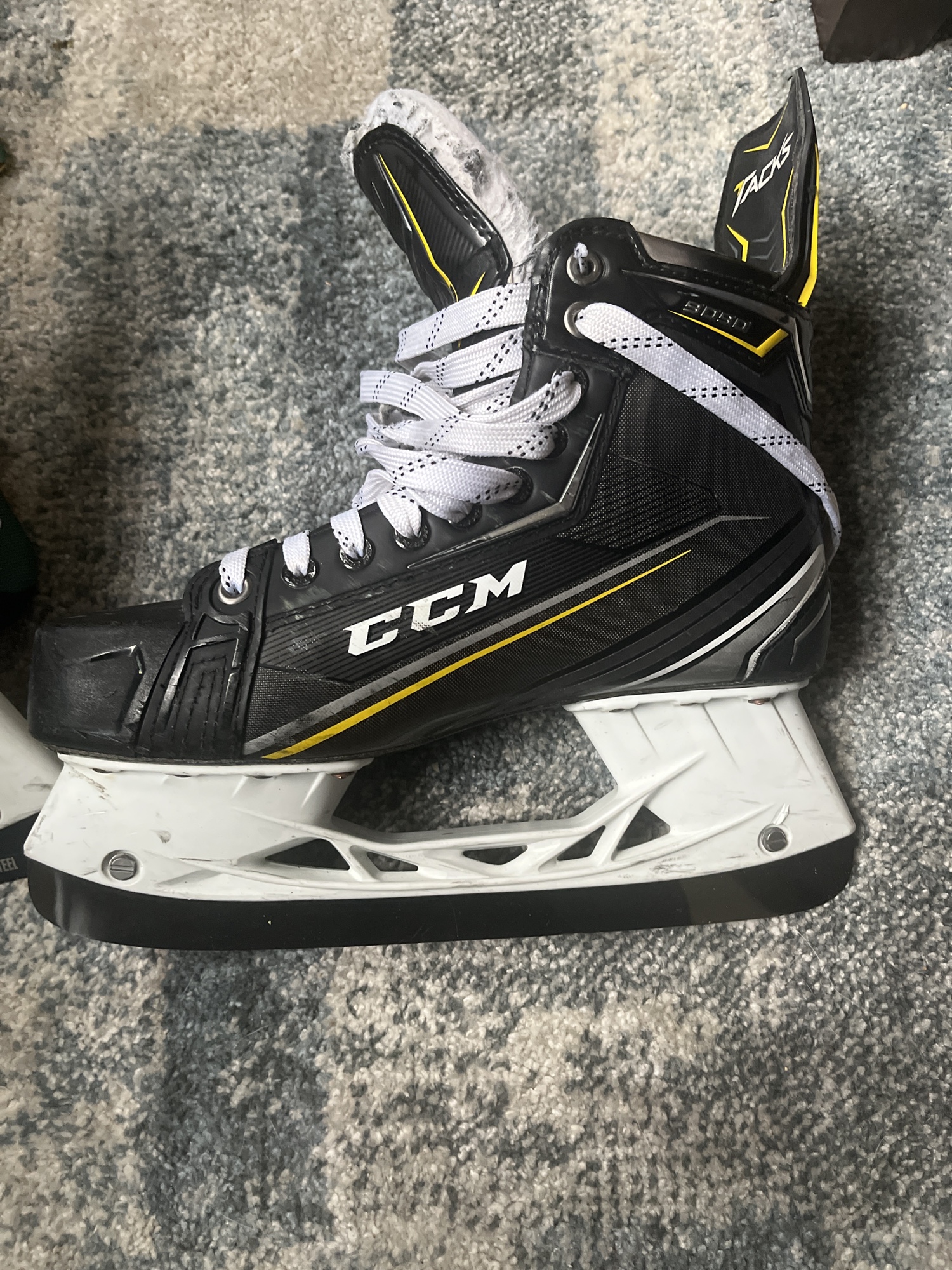 Used CCM Regular Width Size 9 Tacks 9090 Hockey Skates SidelineSwap