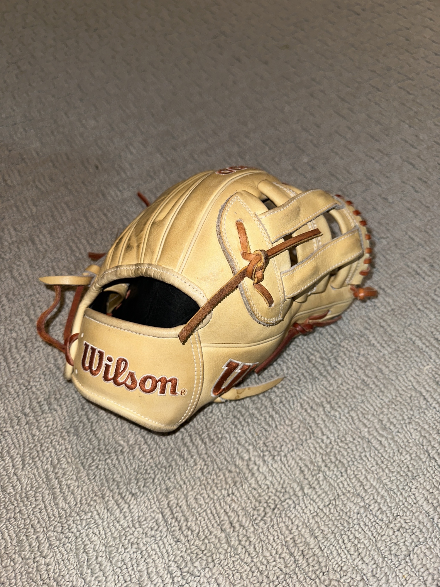 Infield 11.5" A2000 Baseball Glove SidelineSwap