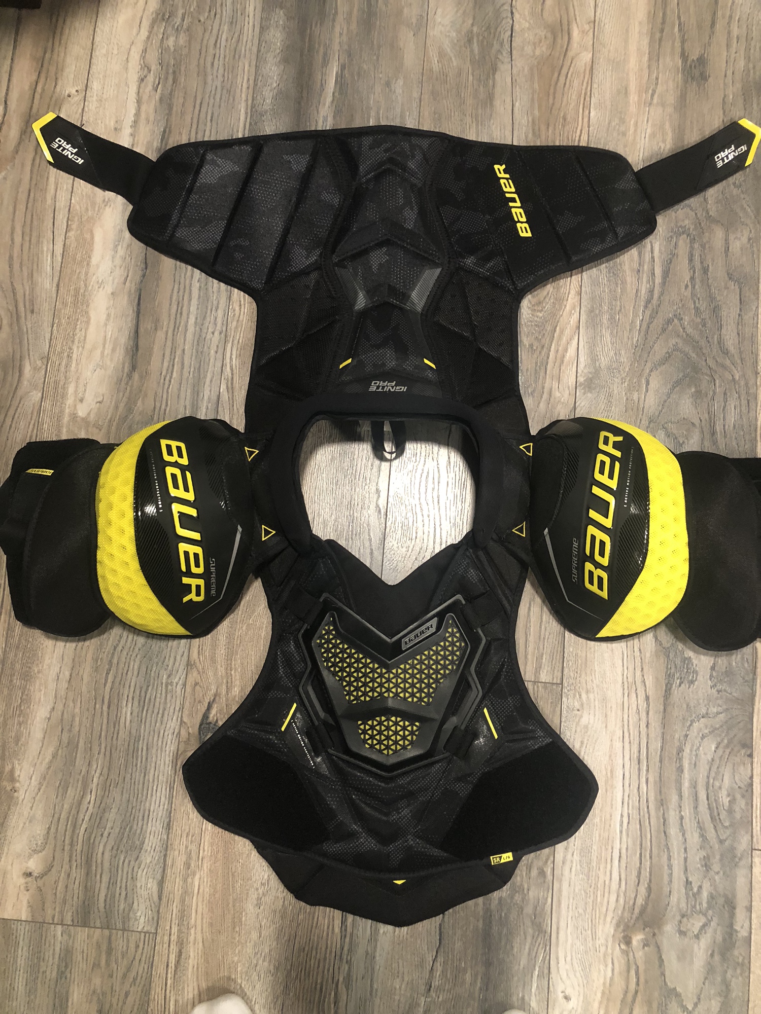 Senior Large Bauer Supreme Ignite Pro Shoulder Pads SidelineSwap