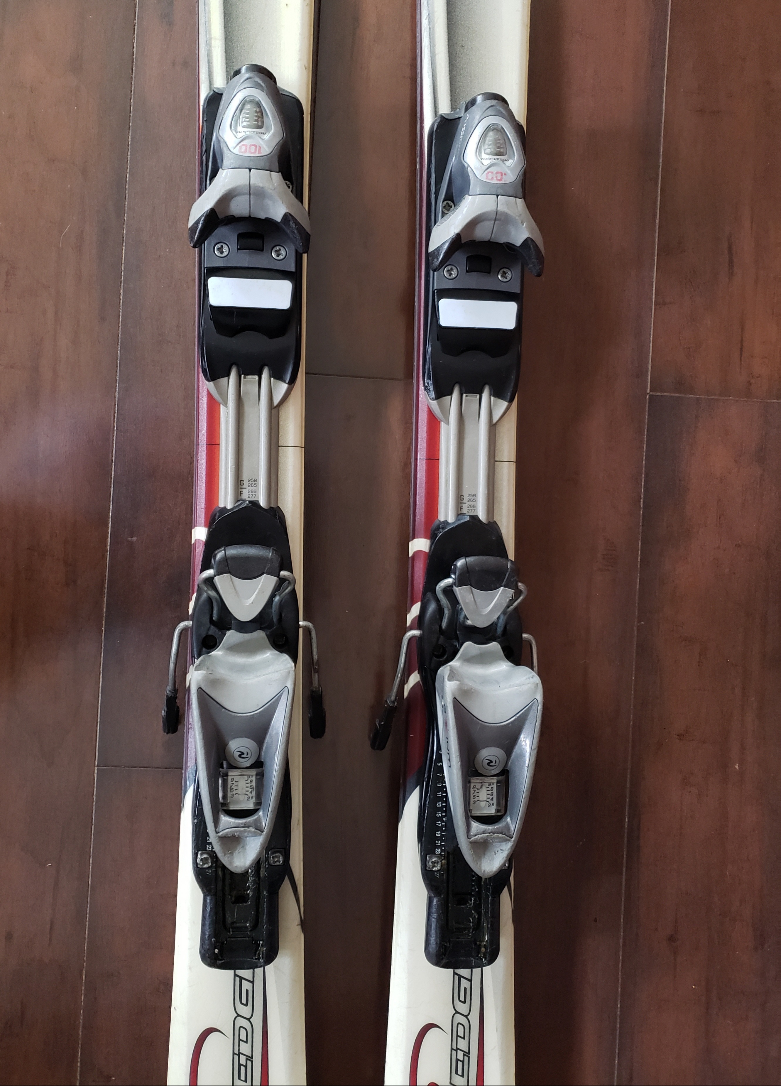 130cm ROSSIGNOL EDGE ADULT SKIS w/Rossignol Easy Adjust To Most Adult