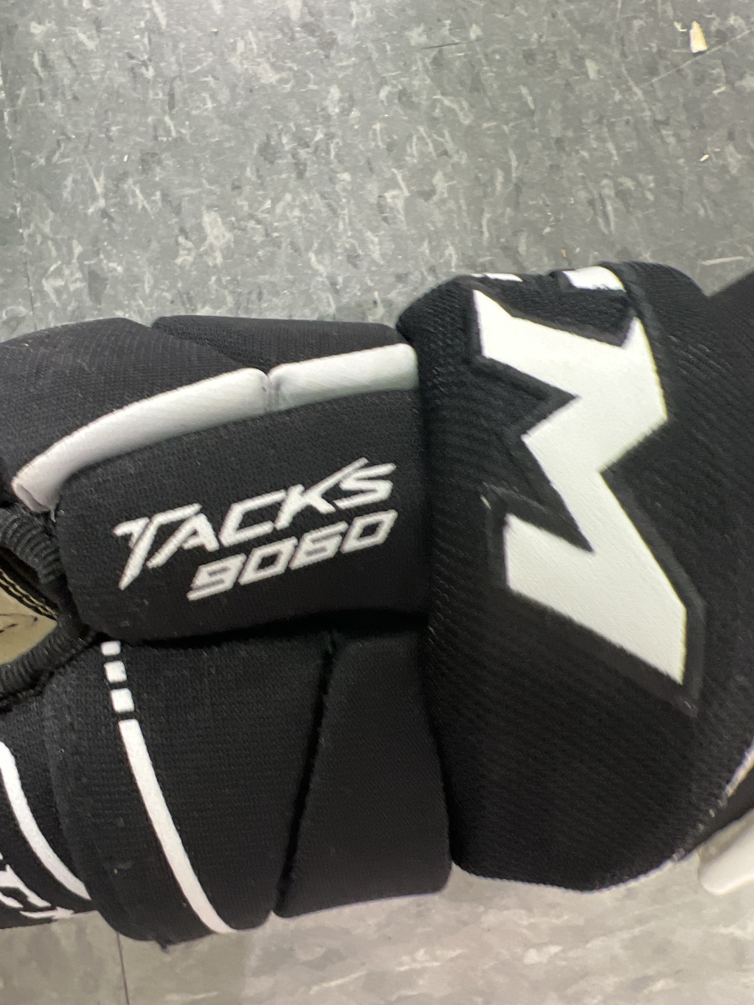Used CCM Tacks 9040 Gloves 10" Retail SidelineSwap