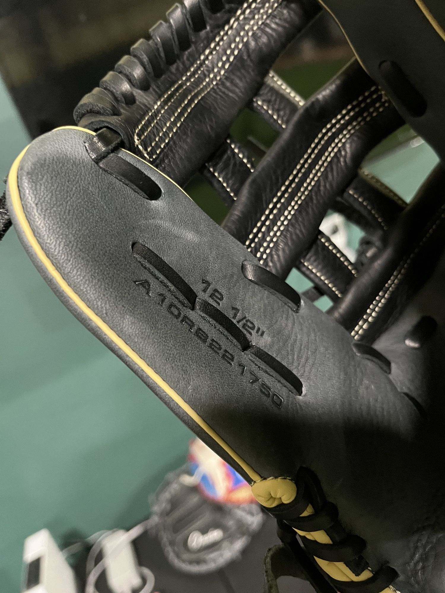 Outfield 12.5" A1000 Baseball Glove SidelineSwap