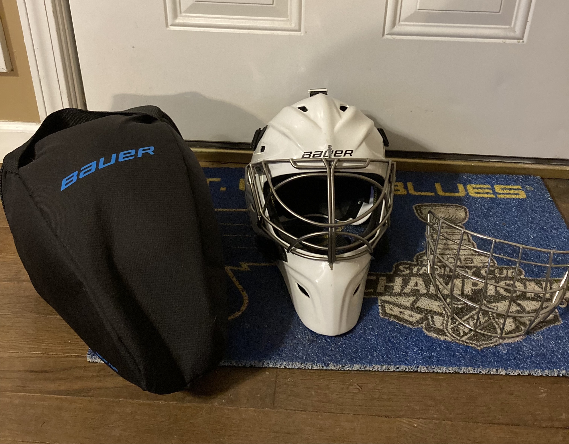 Bauer Concept 2 Sr Cat Eye goalie mask Size M/L SidelineSwap