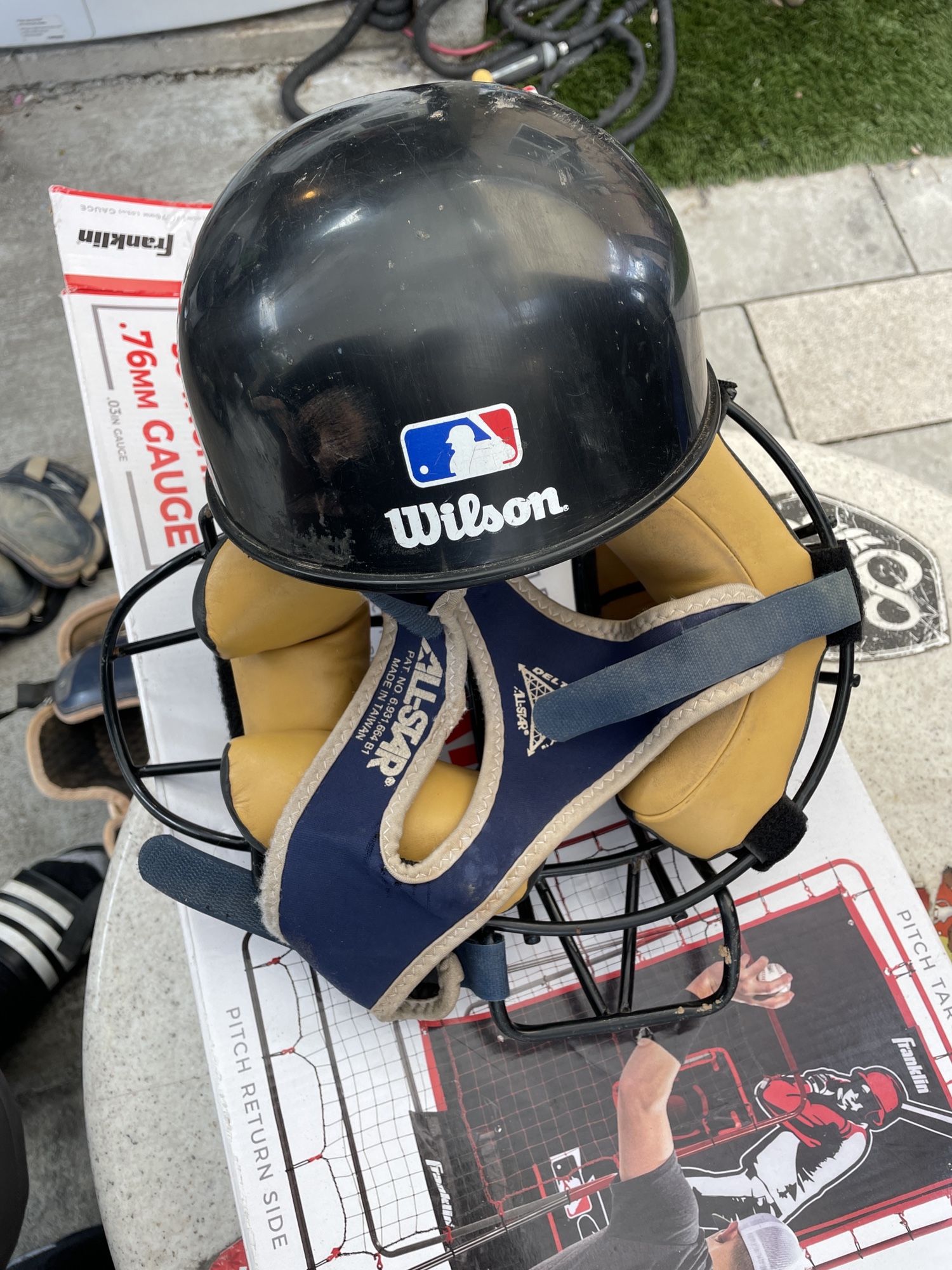 Mizuno catchers mask And Skull Cap SidelineSwap