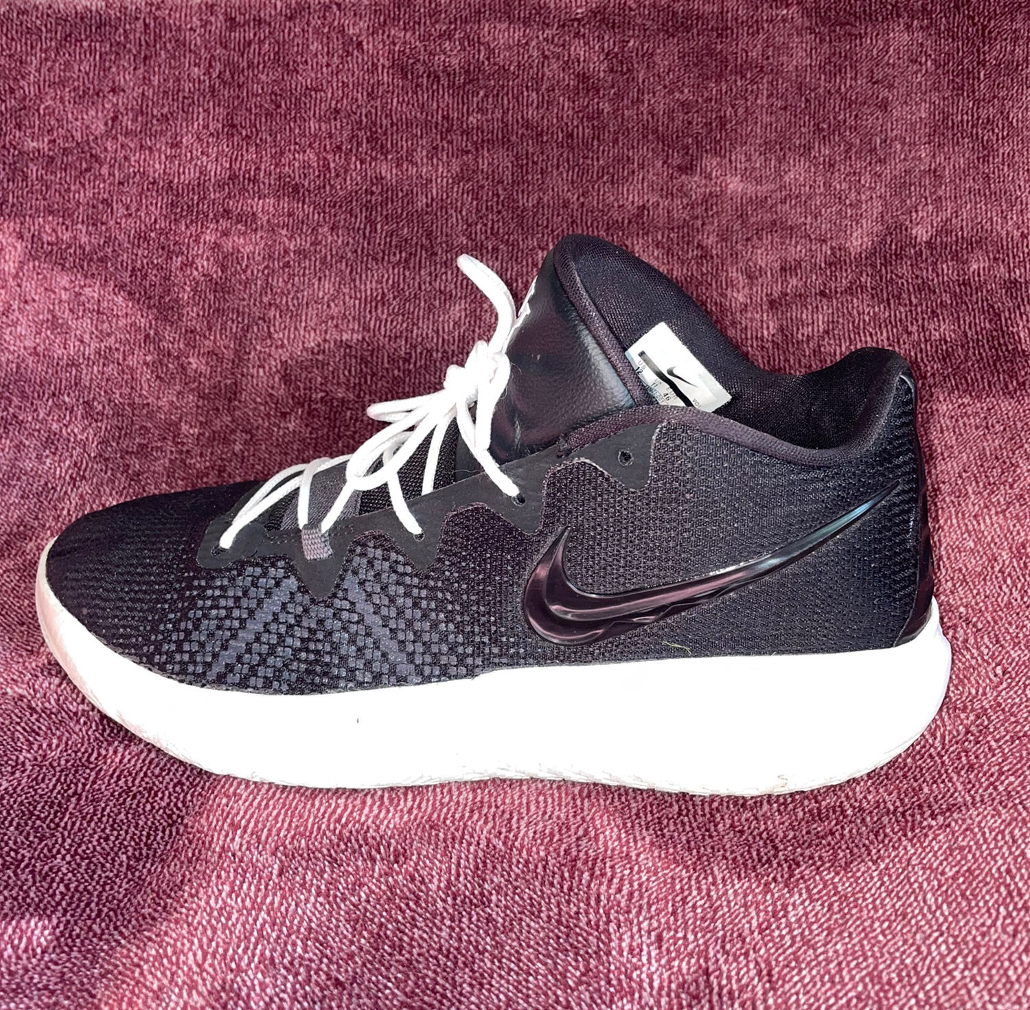 nike kyrie flytrap black white