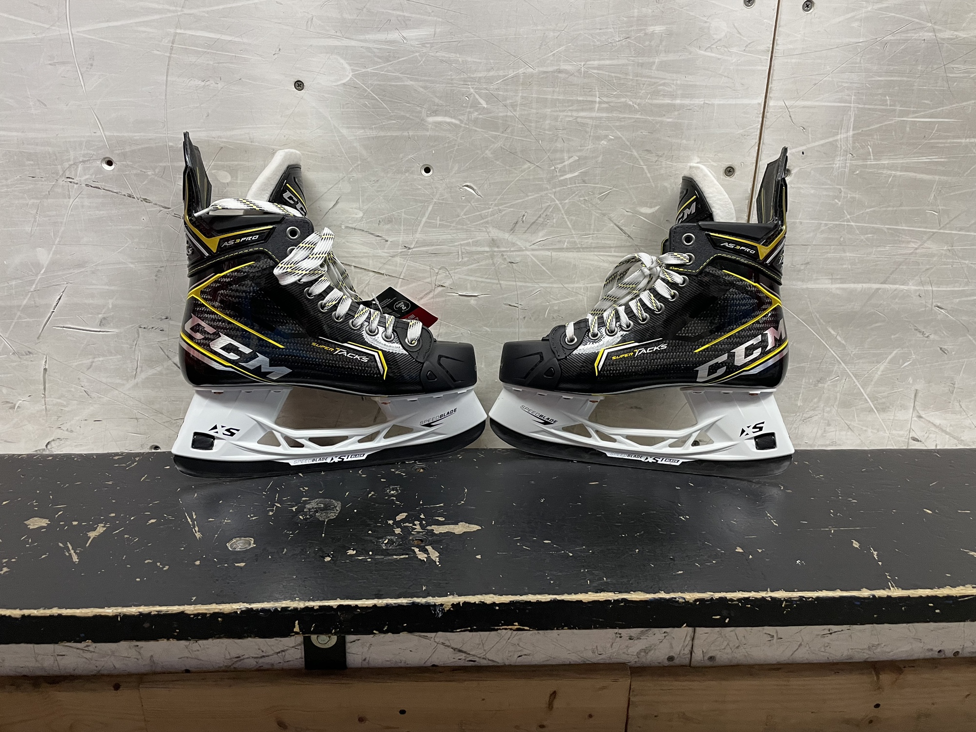 New CCM Regular Width Size 9 Super Tacks AS3 Pro Hockey Skates