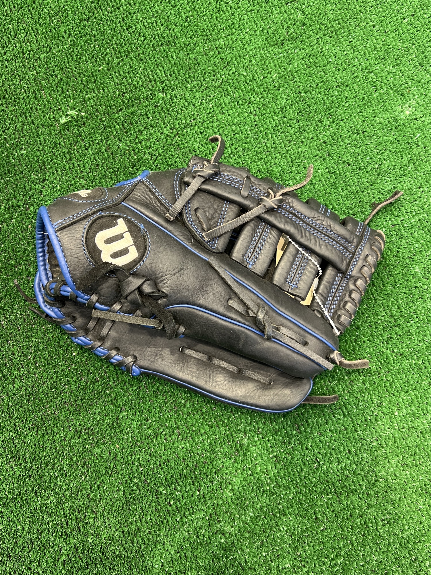 Wilson A950 Right Hand Throw Outfield Baseball Glove 12.5" SidelineSwap