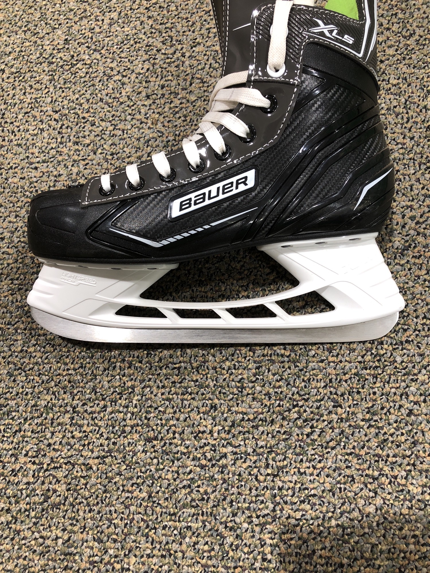 New Senior Bauer XLS Hockey Skates (Regular) Size 8.0 SidelineSwap