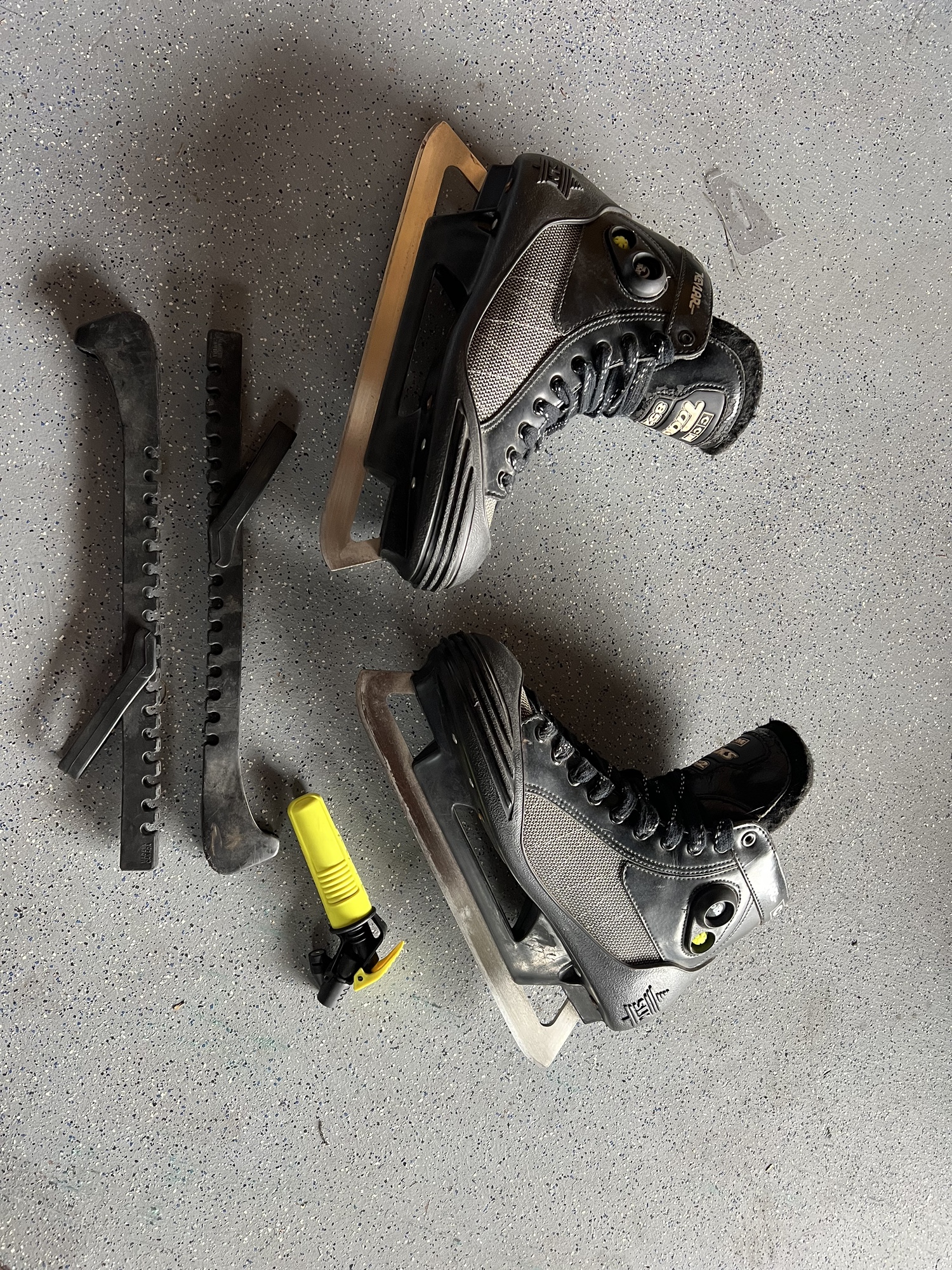 Used CCM Regular Width Size 9 852 Kevlar Tacks Hockey Goalie Skates