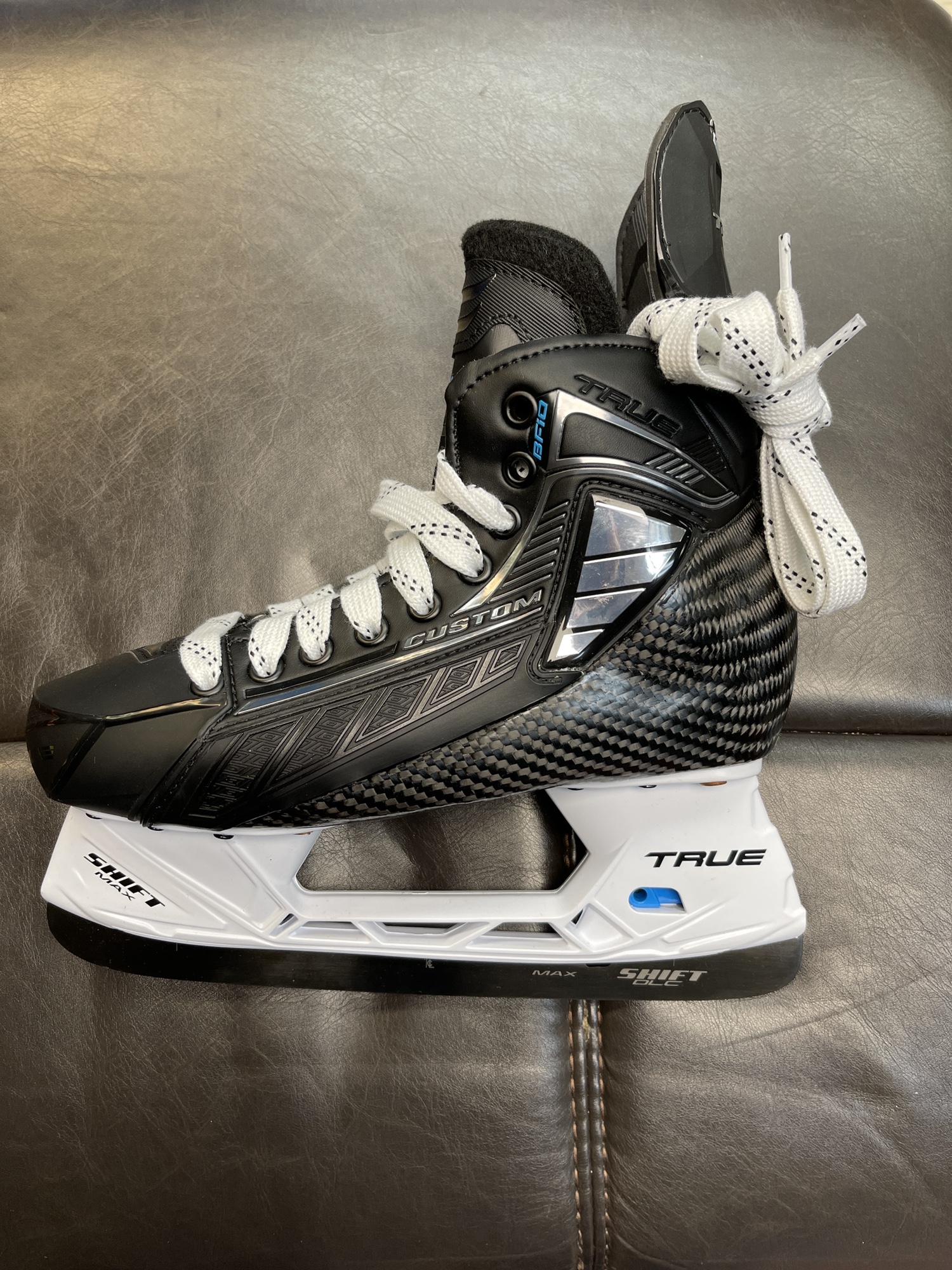 New True Regular Width Size 7 Pro Custom Hockey Skates SidelineSwap