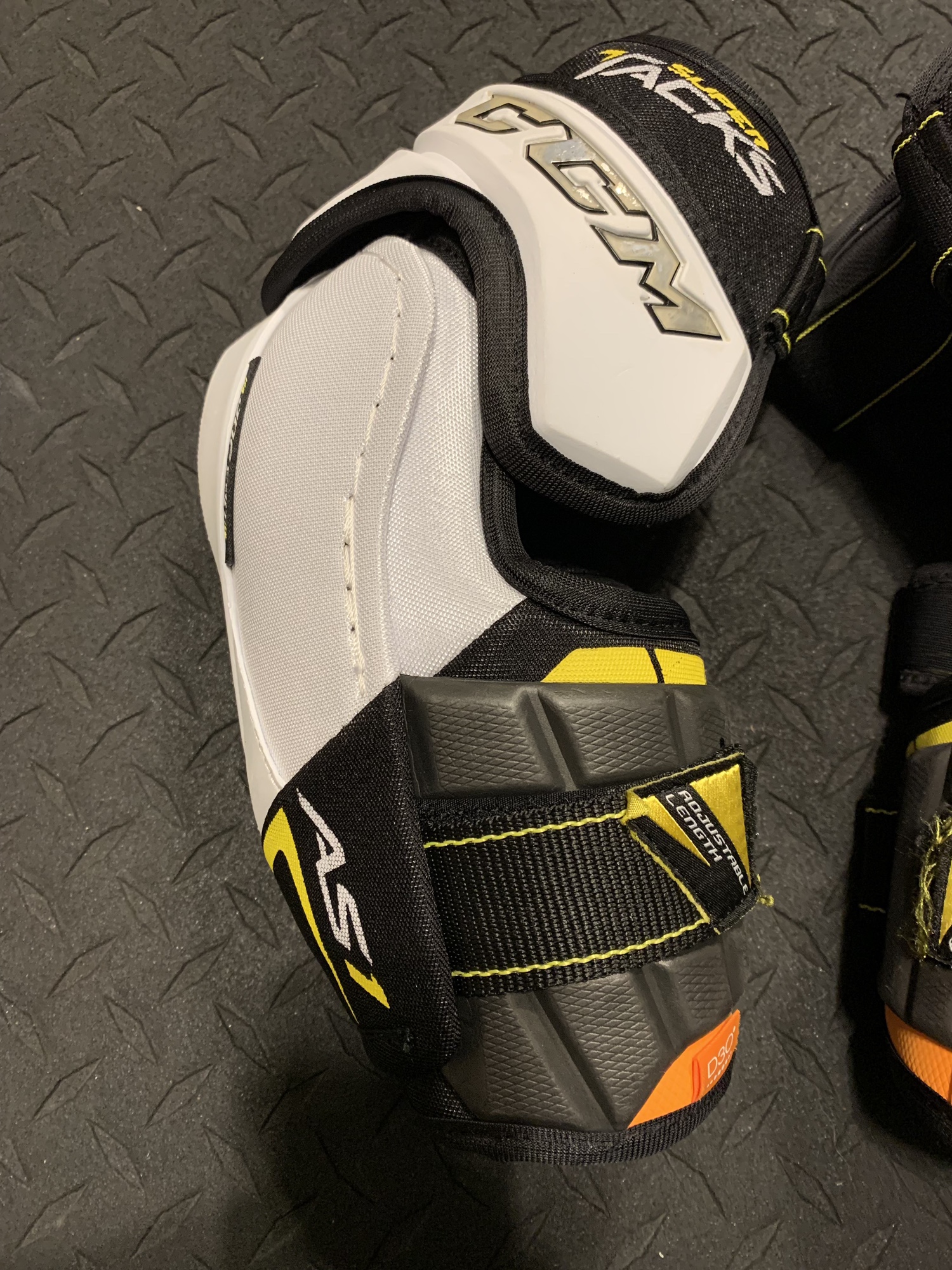 BUNDLE CCM Super Tacks AS1 Elbow Pads Large + Bauer Profile II Oreo