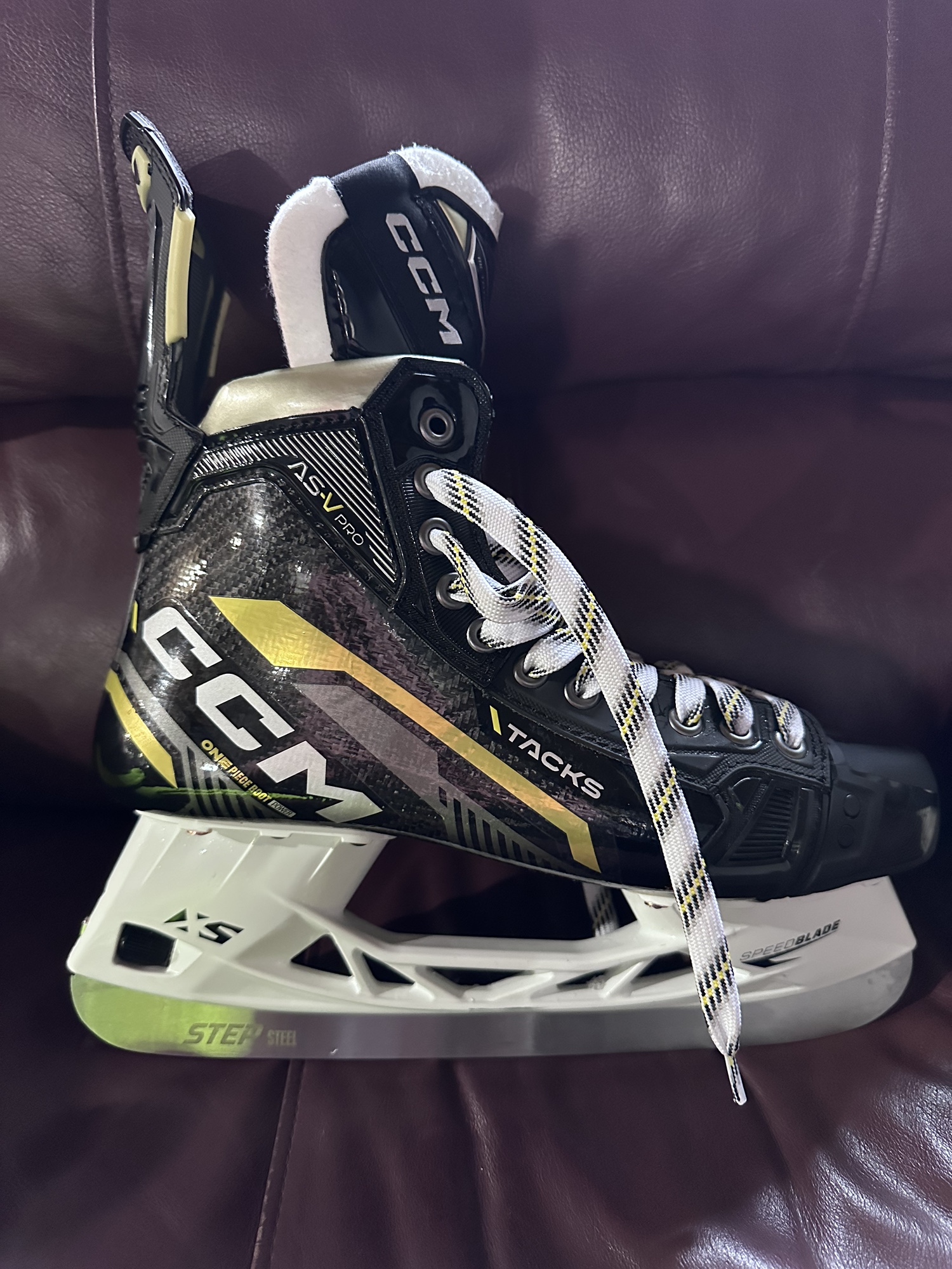 CCM Tacks ASV Pro Hockey Skates 9.5D SidelineSwap
