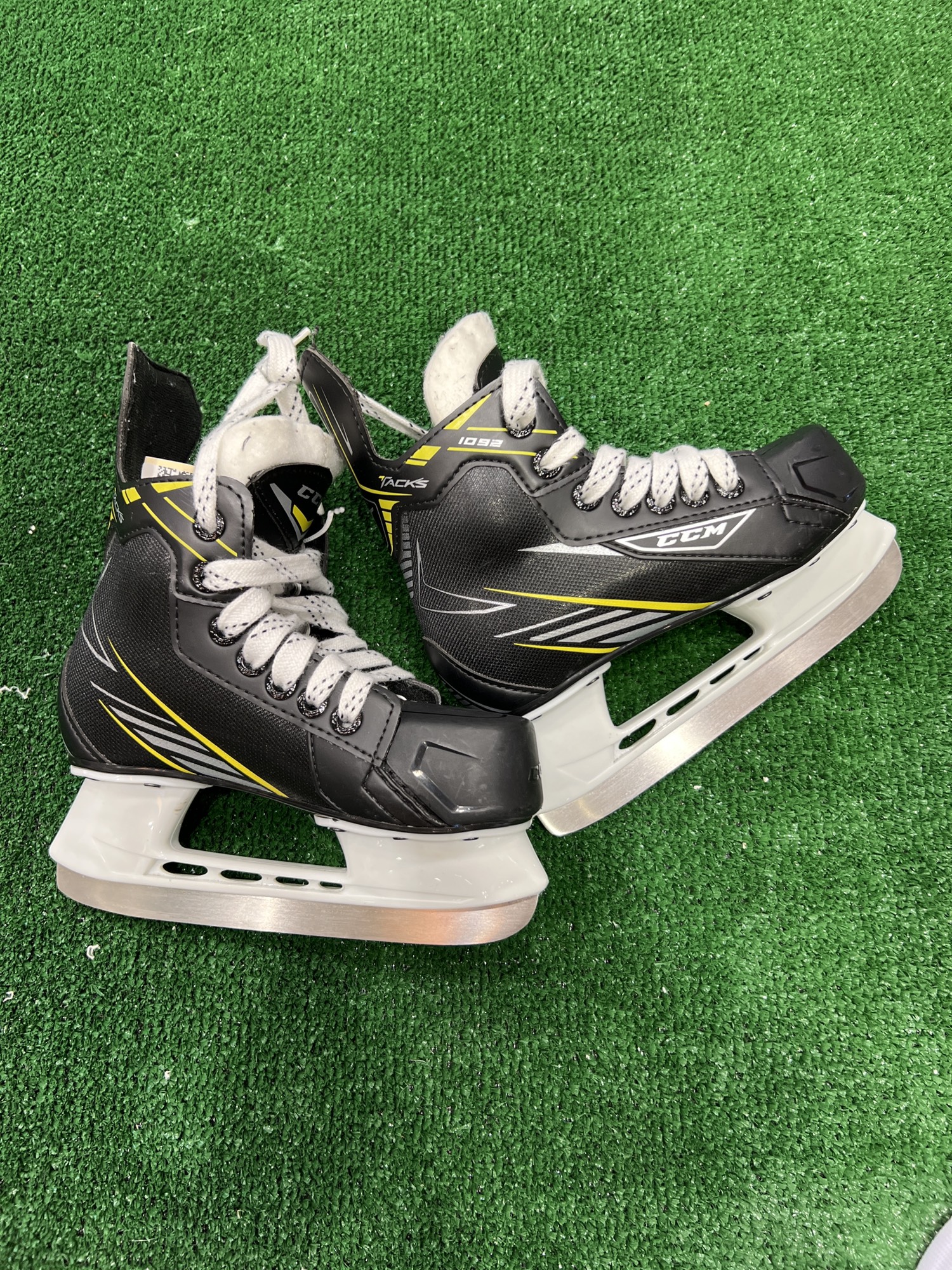 Youth Used CCM Tacks 1092 Hockey Skates D&R (Regular) 12.0 SidelineSwap