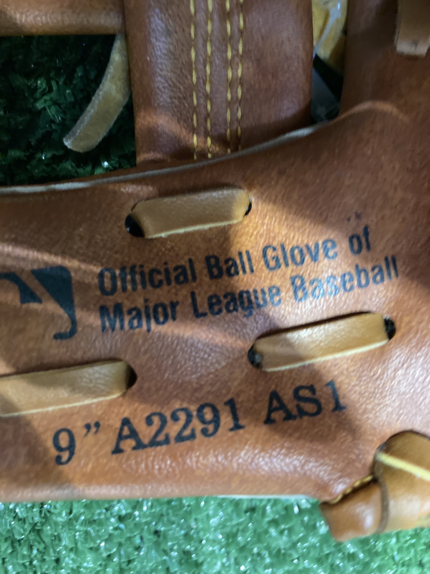 Used Wilson Right Hand Throw Outfield Baseball Glove 9" SidelineSwap