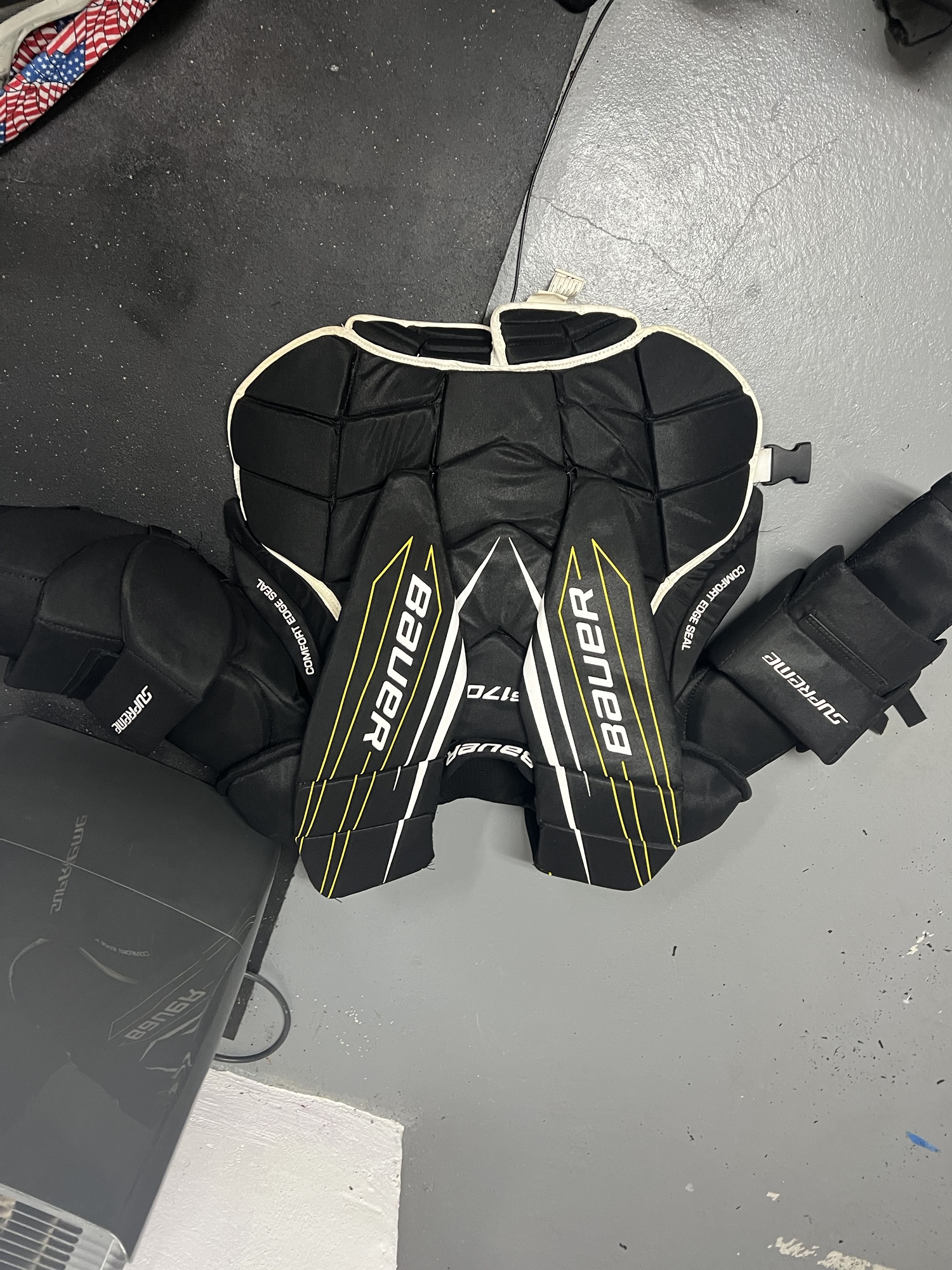 Used XL Bauer Supreme S170 Goalie Chest Protector SidelineSwap