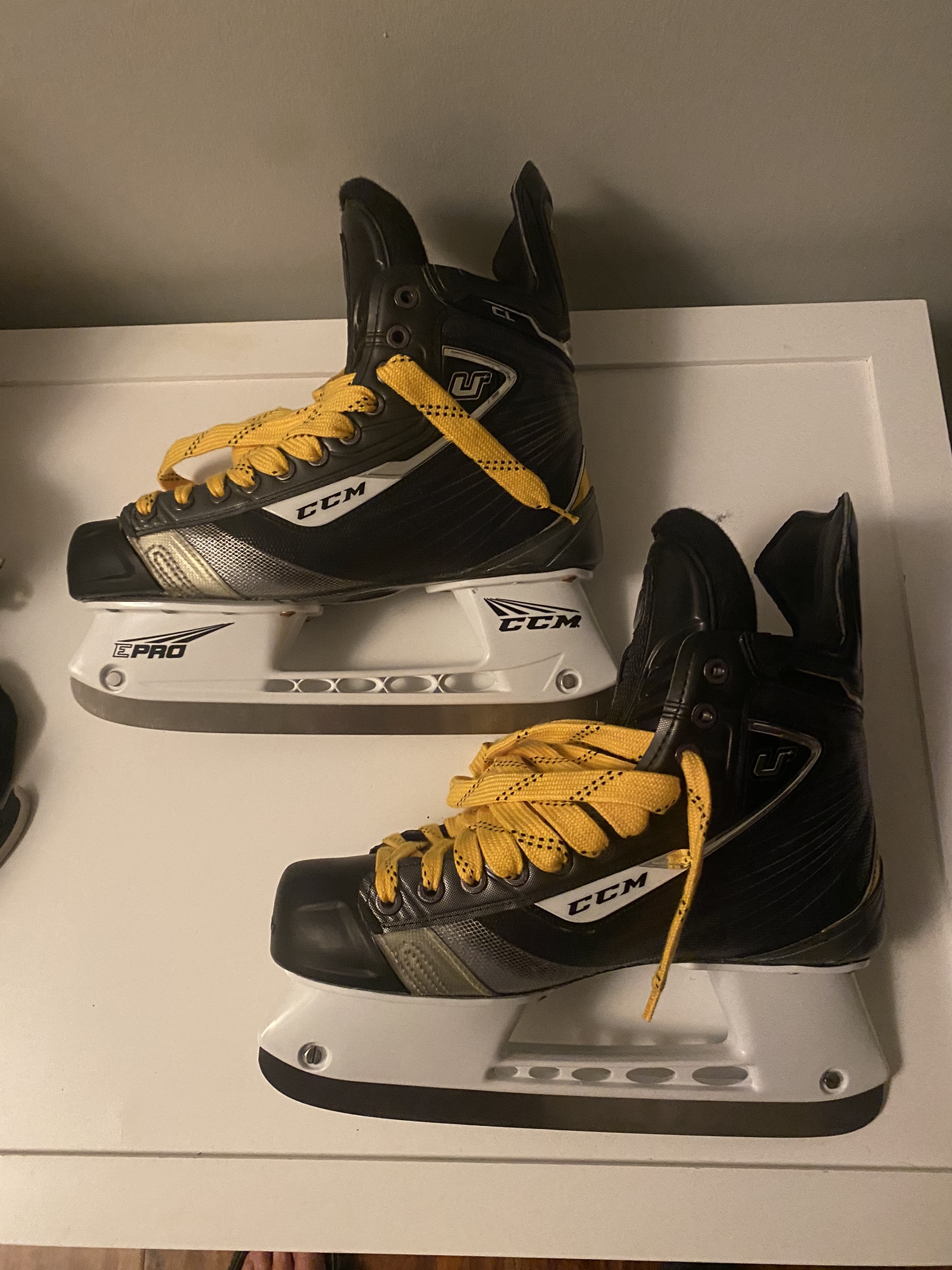 New CCM U+ CL Hockey Skates 9.5 EE Pro Stock w/ Stepsteel SidelineSwap