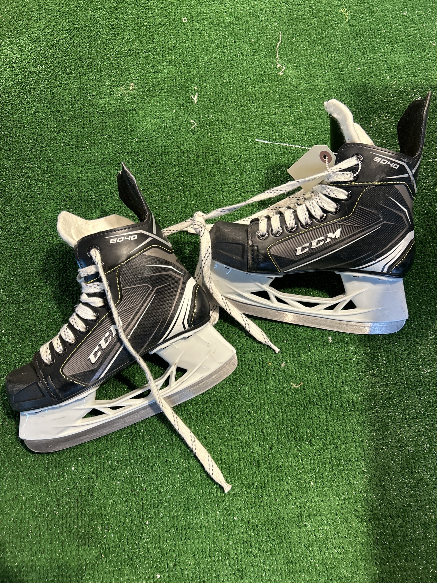 Youth Used CCM Tacks 9040 Hockey Skates D&R (Regular) 2.0 SidelineSwap
