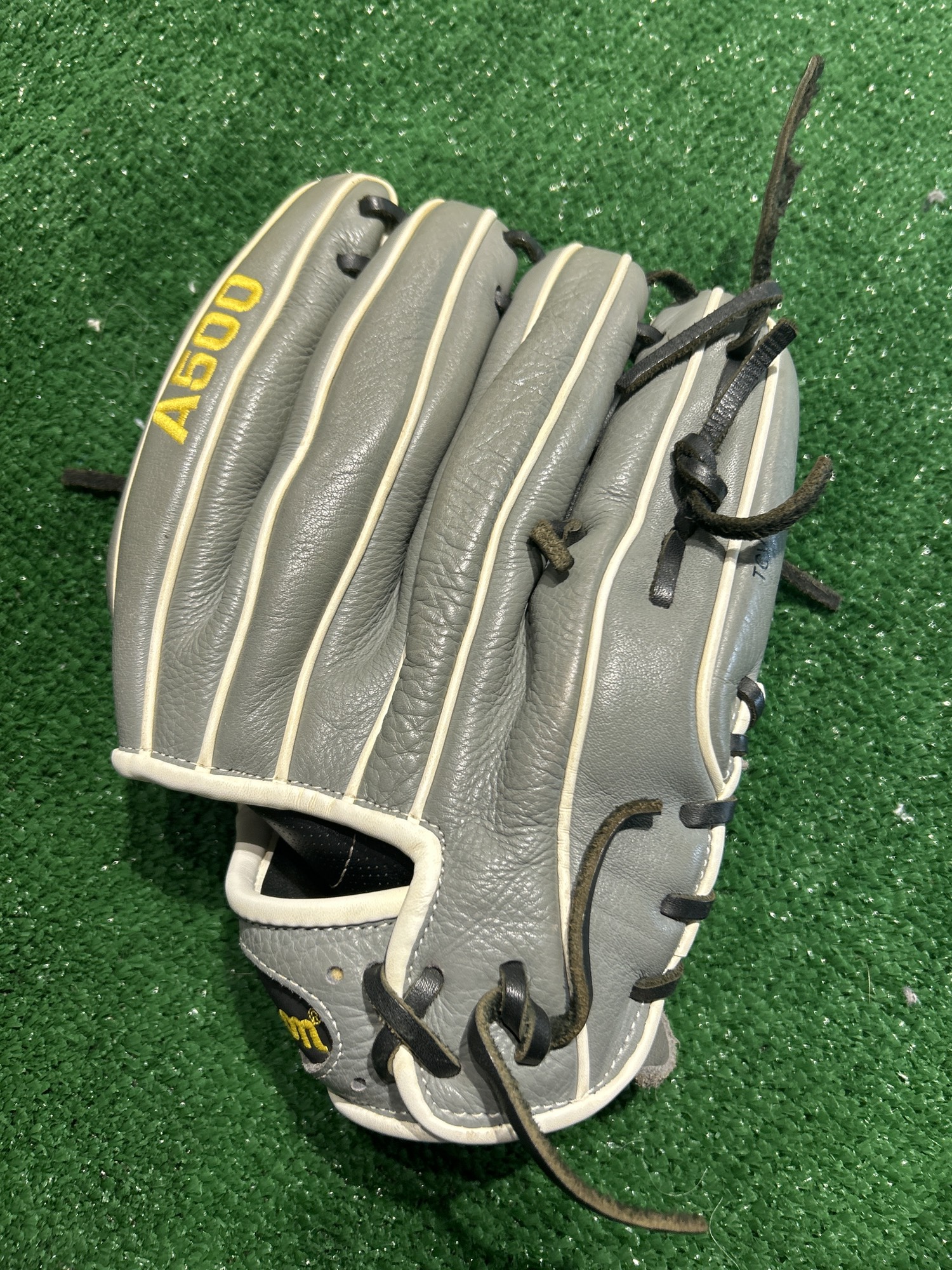 Used Wilson A500 Left Hand Throw Infield Baseball Glove 11" SidelineSwap