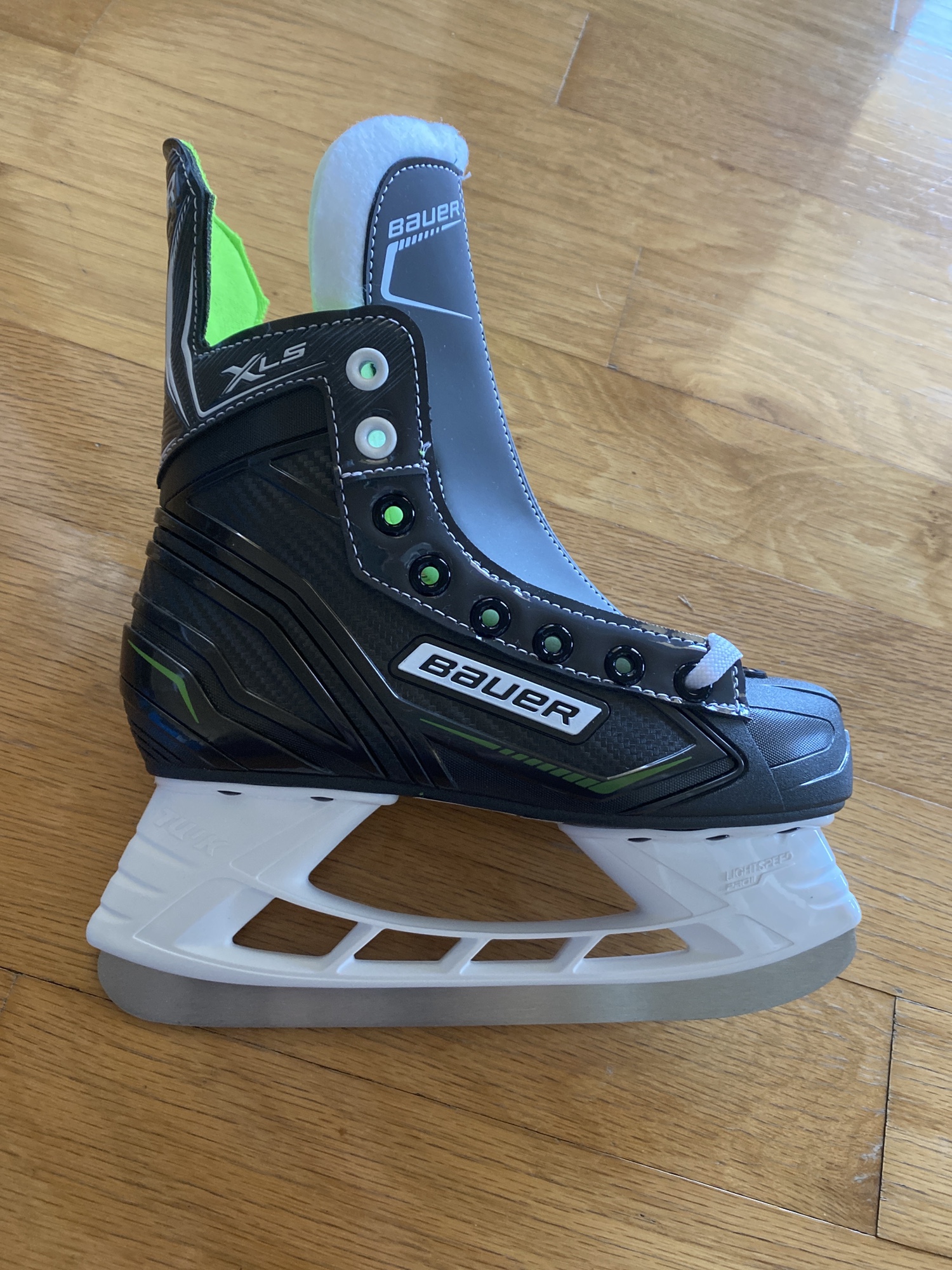 New Bauer Regular Width Size 2 XLS Hockey Skates SidelineSwap