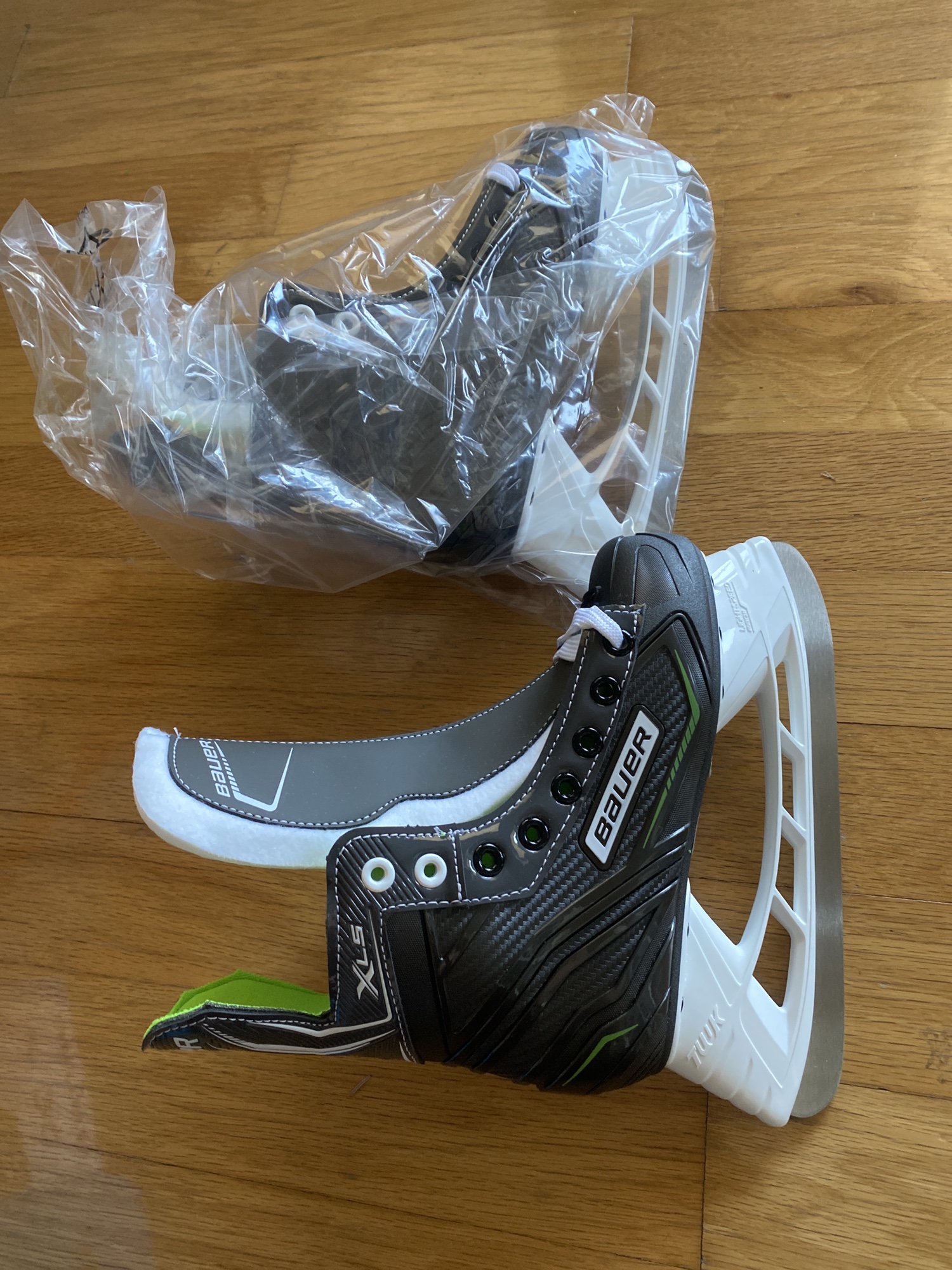 New Bauer Regular Width Size 2 XLS Hockey Skates SidelineSwap