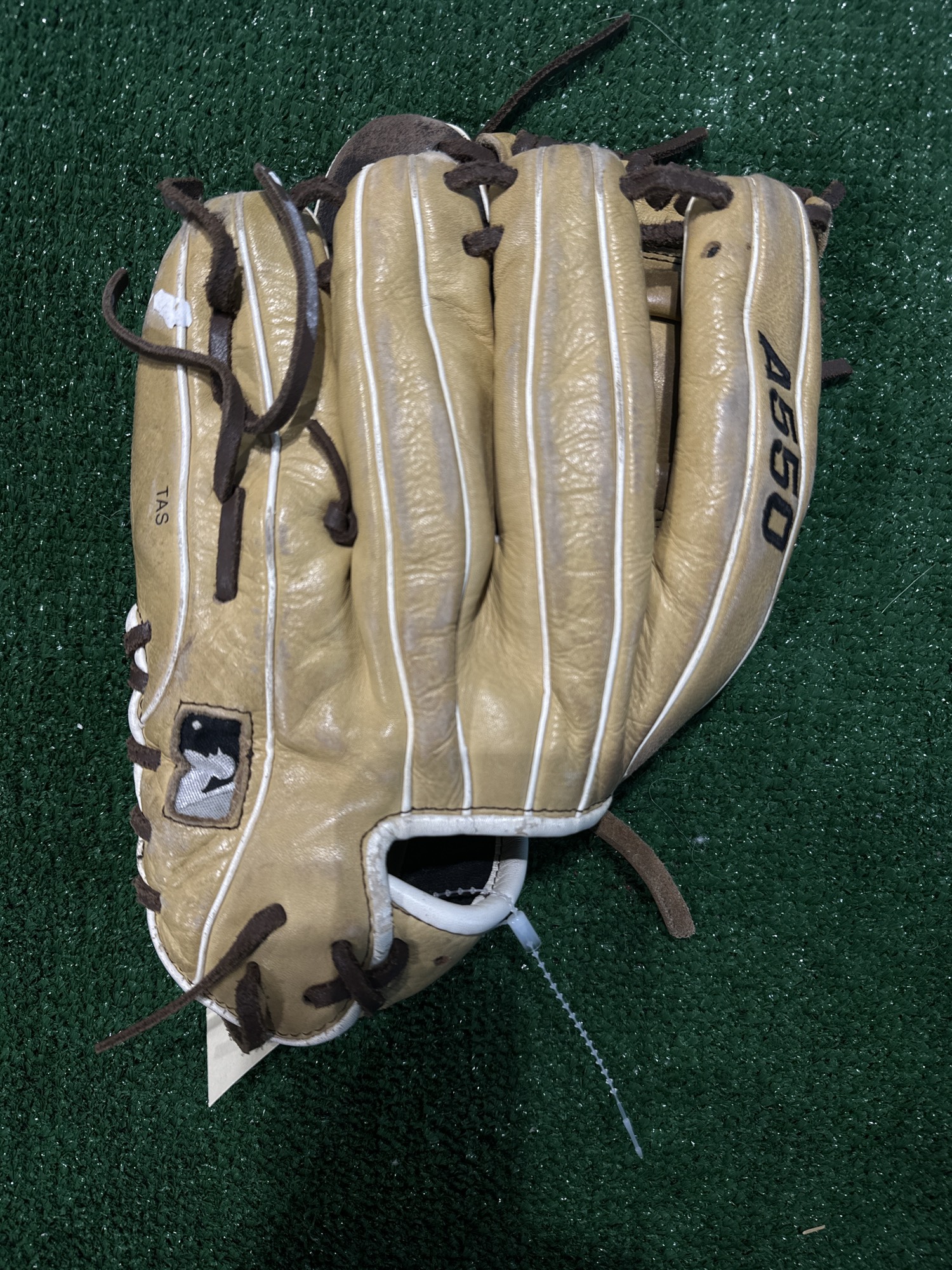 Used Wilson A550 Right Hand Throw Baseball Glove 11.5" SidelineSwap