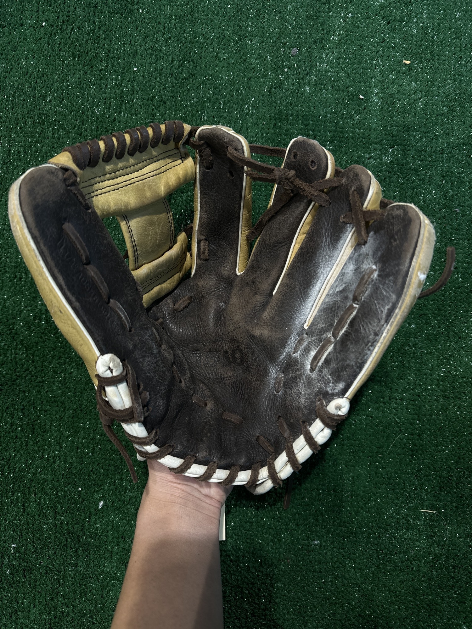 Used Wilson A550 Right Hand Throw Baseball Glove 11.5" SidelineSwap