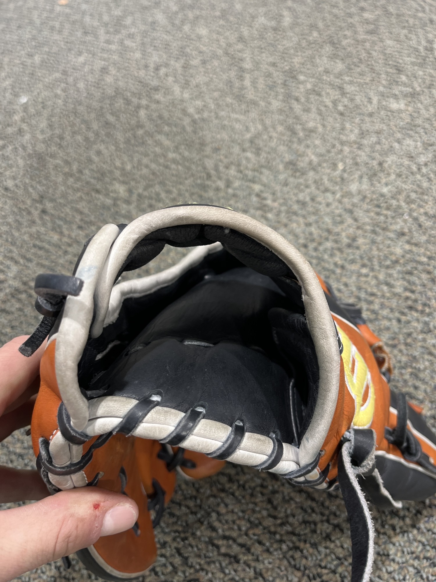 Used Wilson A2000 Right Hand Throw Infield Baseball Glove 11.75