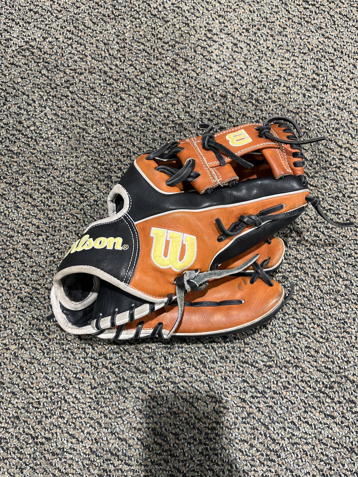 Used Wilson A2000 Right Hand Throw Infield Baseball Glove 11.75